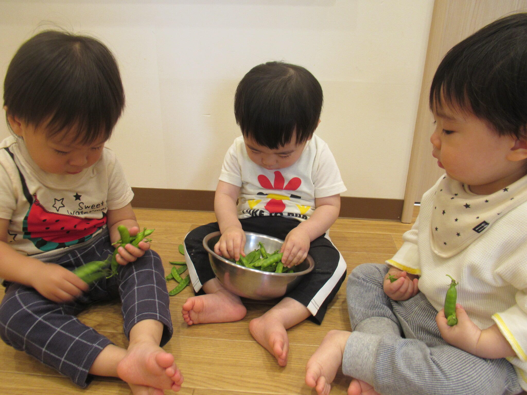 豆がたくさん入ったボウルに手を入れ混ぜていました♪