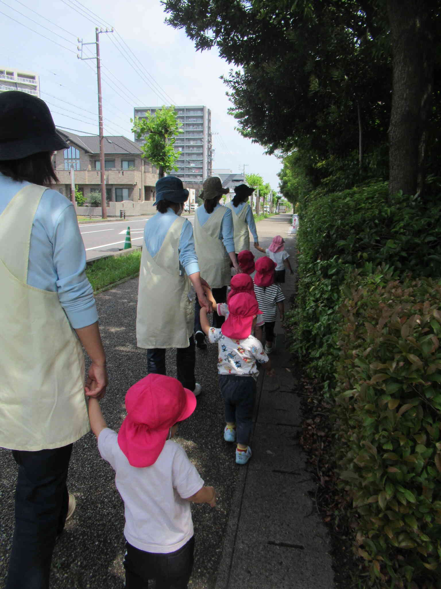 手をつなぎしっかりお約束を守って歩くことができています。