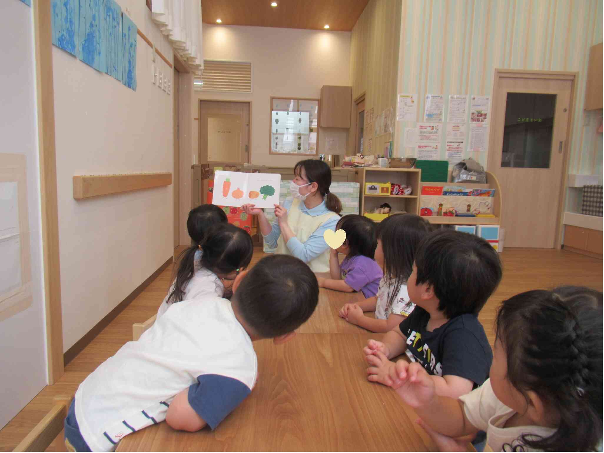 先生に野菜の絵本を読んでもらいました。