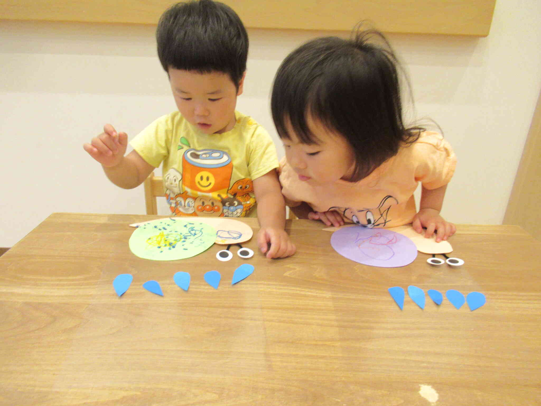 透明シートにカタツムリと雨粒シールを貼っていきます。
