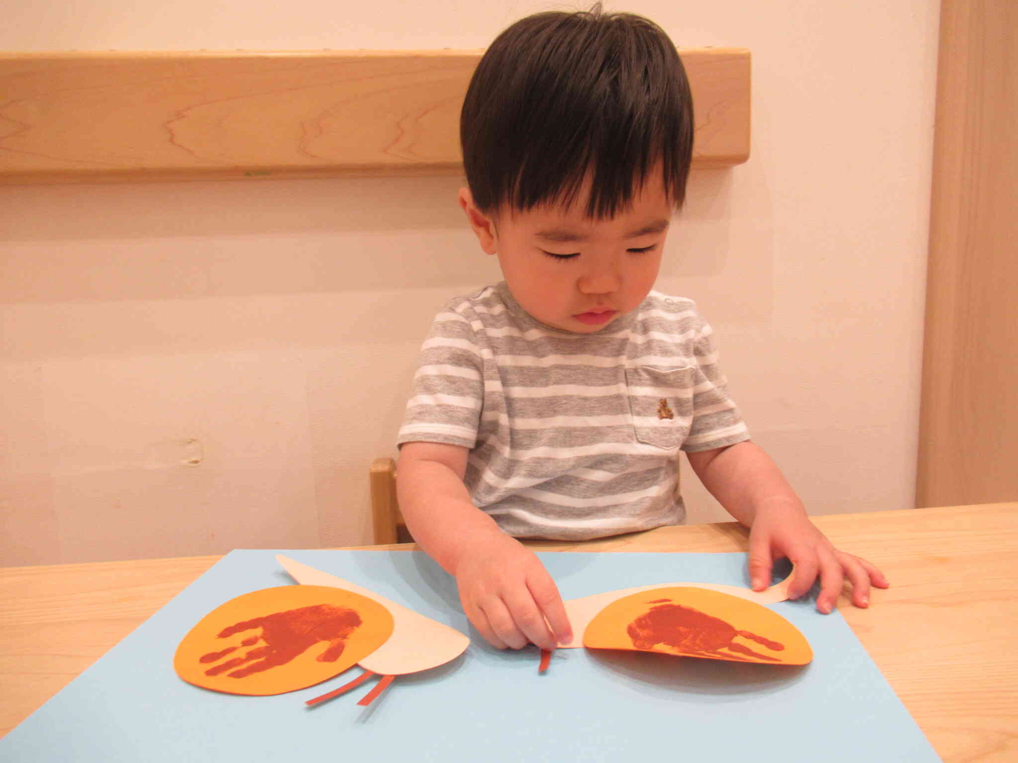 ぱんだ組さんの製作の様子です。月齢の大きいお友だちは手形をカタツムリの殻に見立て貼りました。