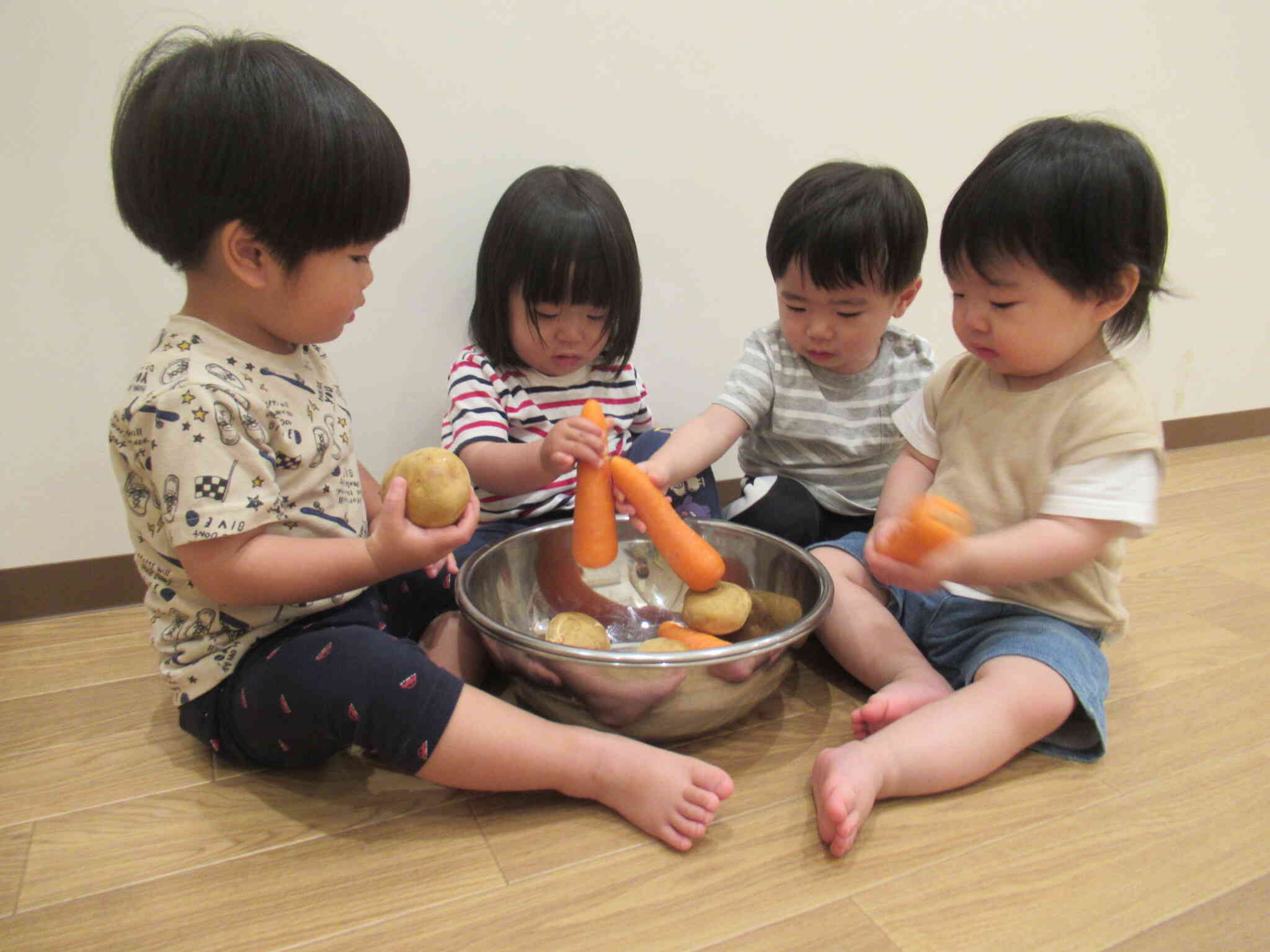 ぱんだ組こあら組のお友だちも野菜に触ってご機嫌です♬