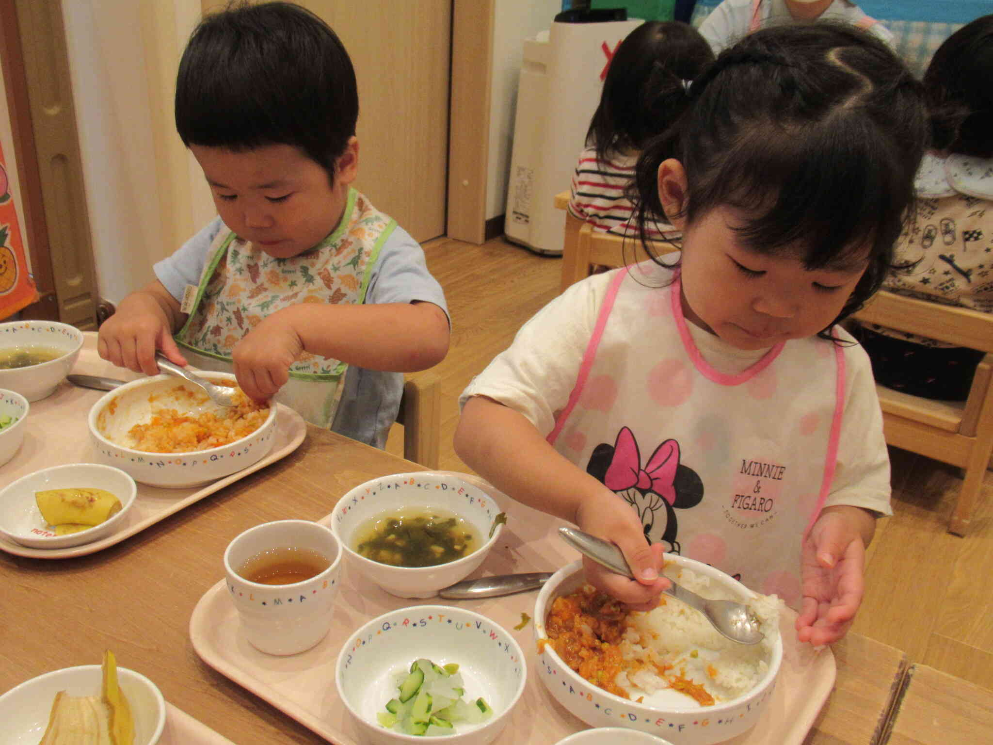 みんながきれいにしたじゃがいもとにんじんが入ったカレーライス。