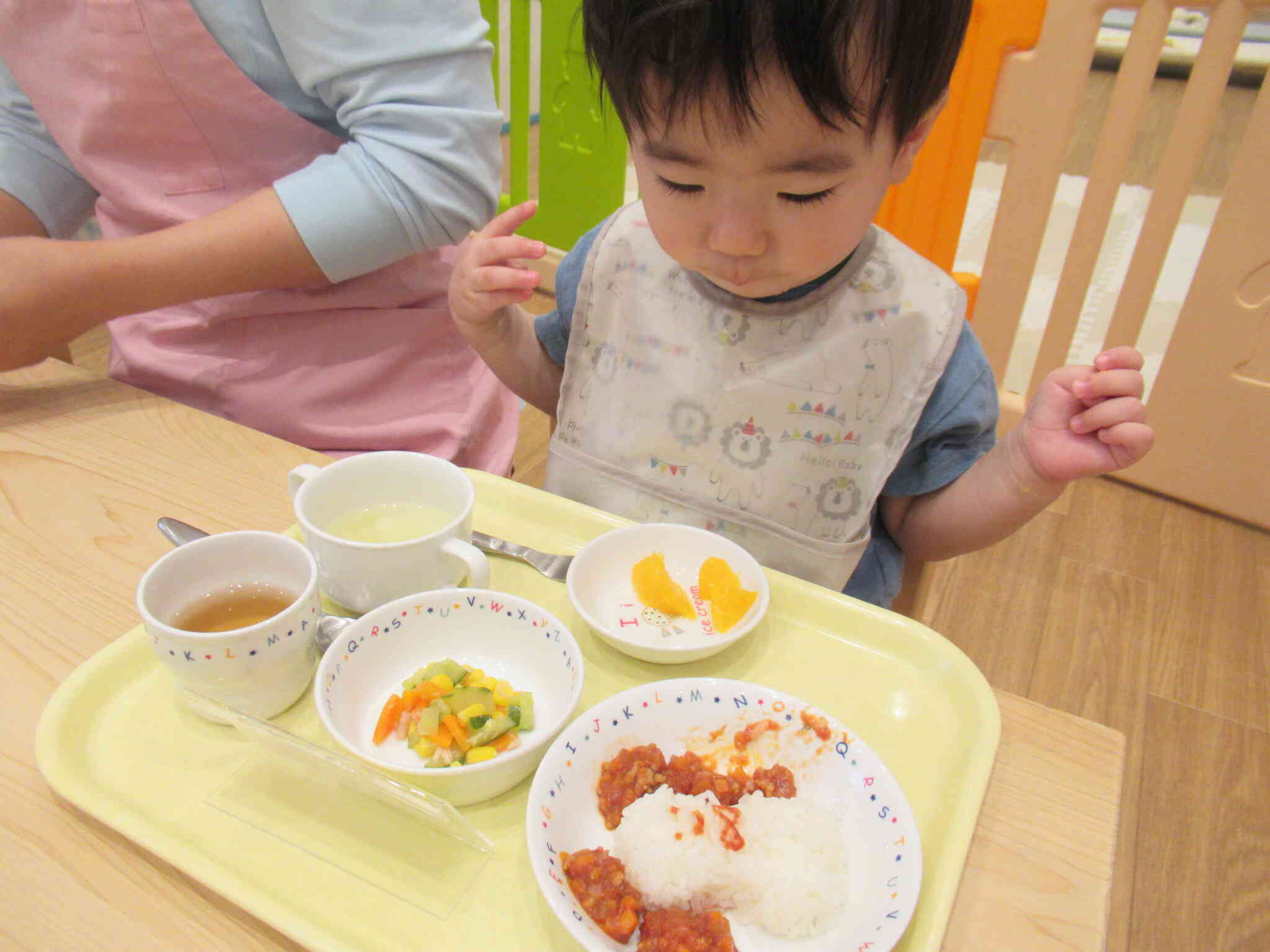 ぱんだ組のお友だち、どれから食べようか迷っちゃうね♪