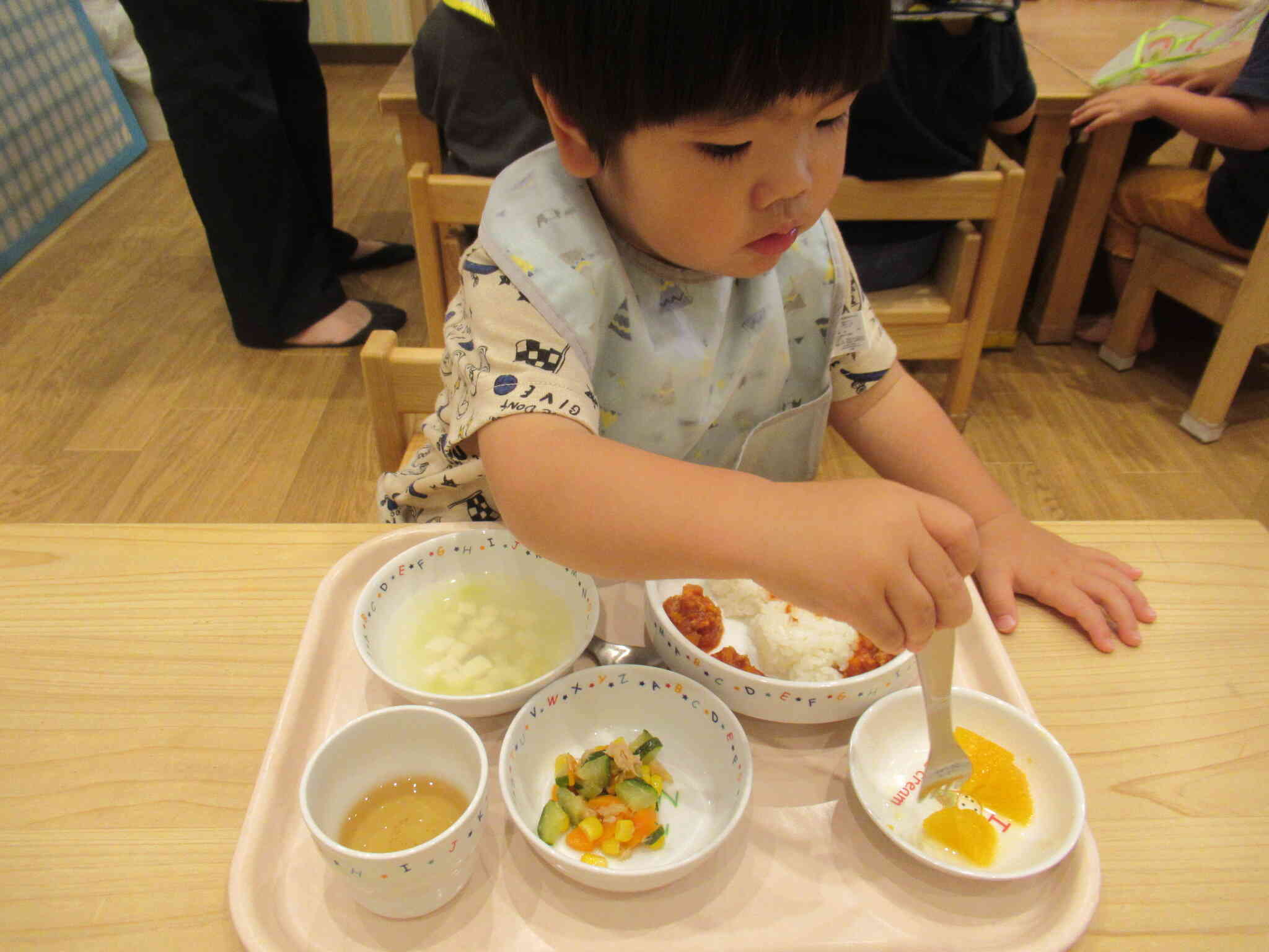 こあら組のお友だち。好きなものからどんどん食べ進めます！