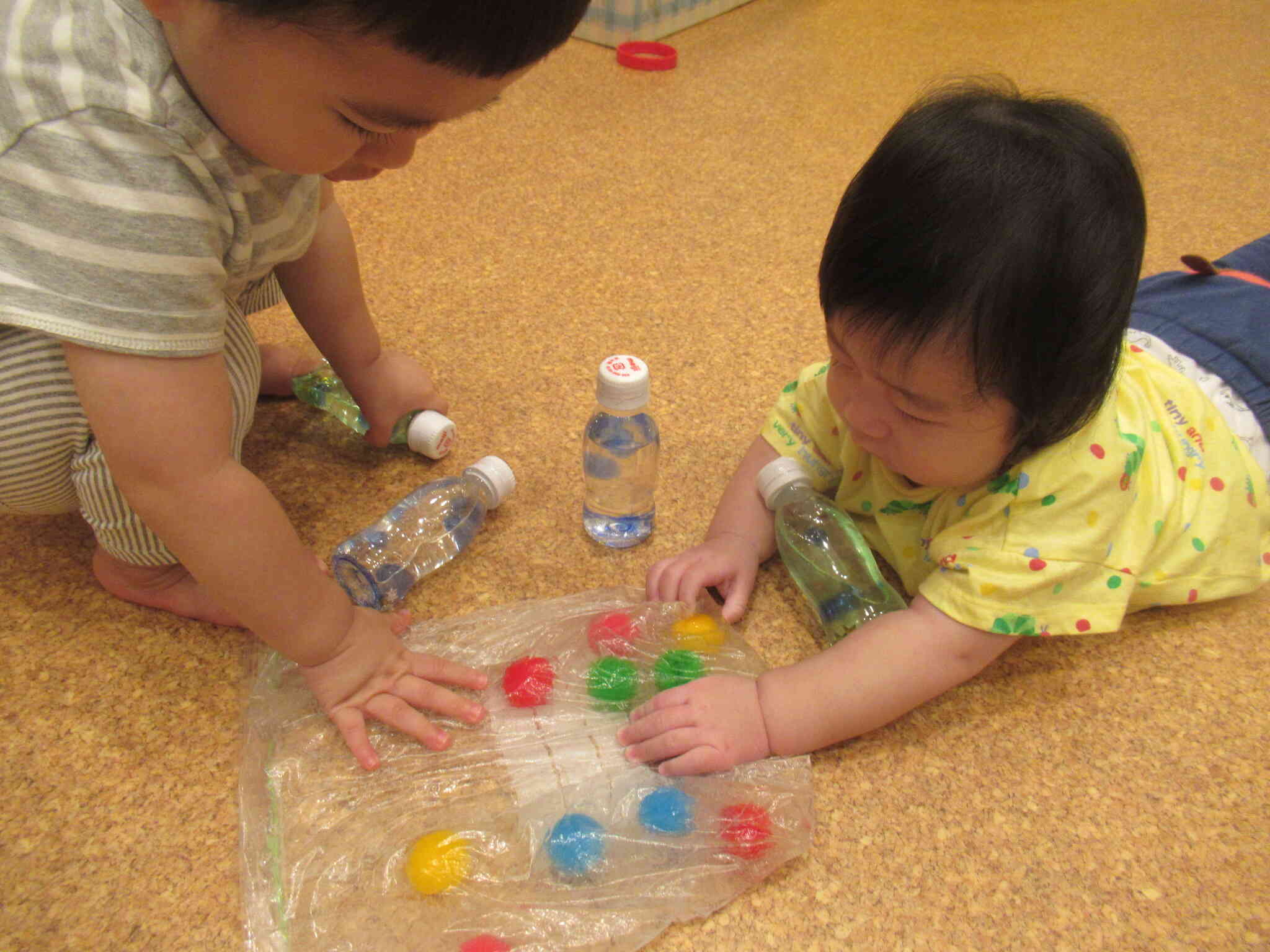 センサリーバックで遊んでいます。