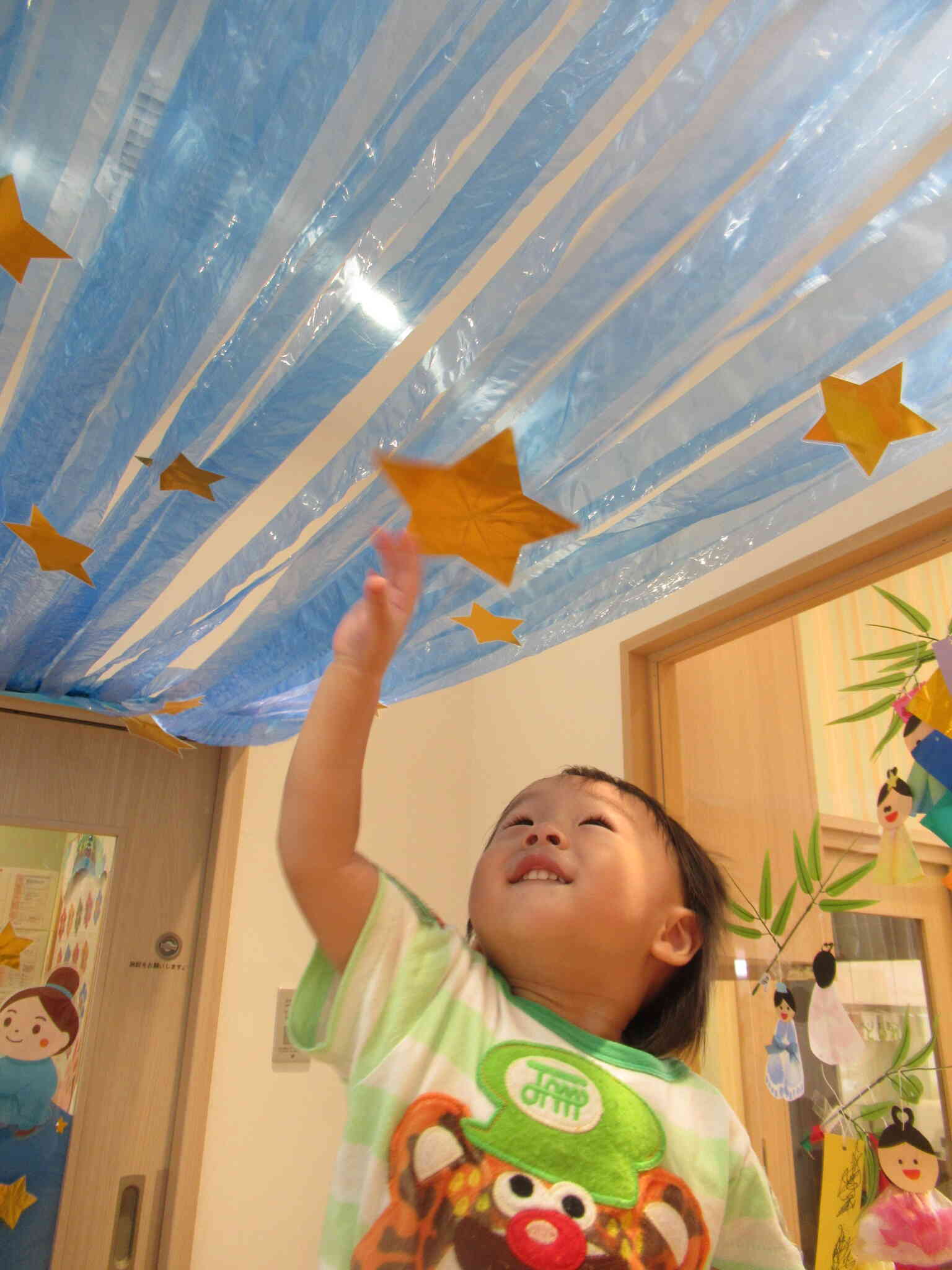 先生に抱っこしてもらいお星さまにタッチ！