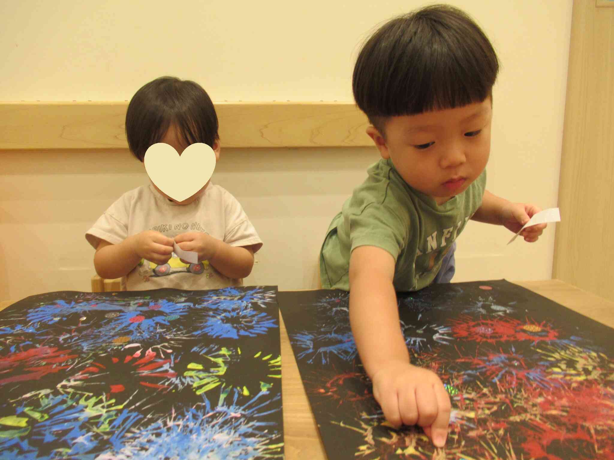 絵の具が乾いたらキラキラシールを貼って完成です♪