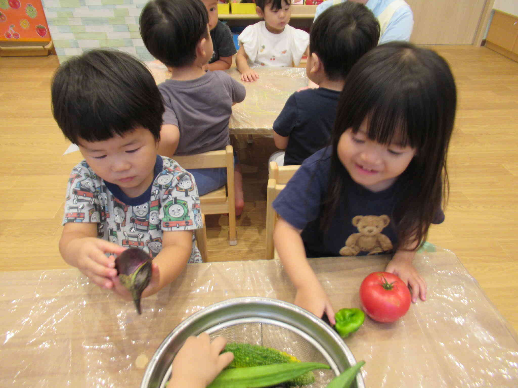 手にした野菜の名前をお友だちと言い合いっこしていました。