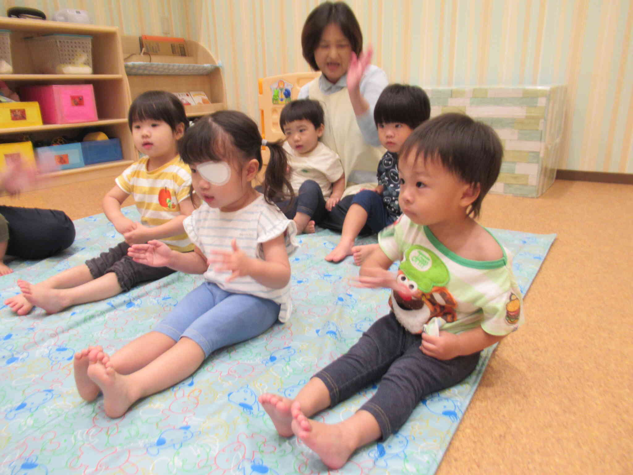 歌に合わせて手をたたこう♬