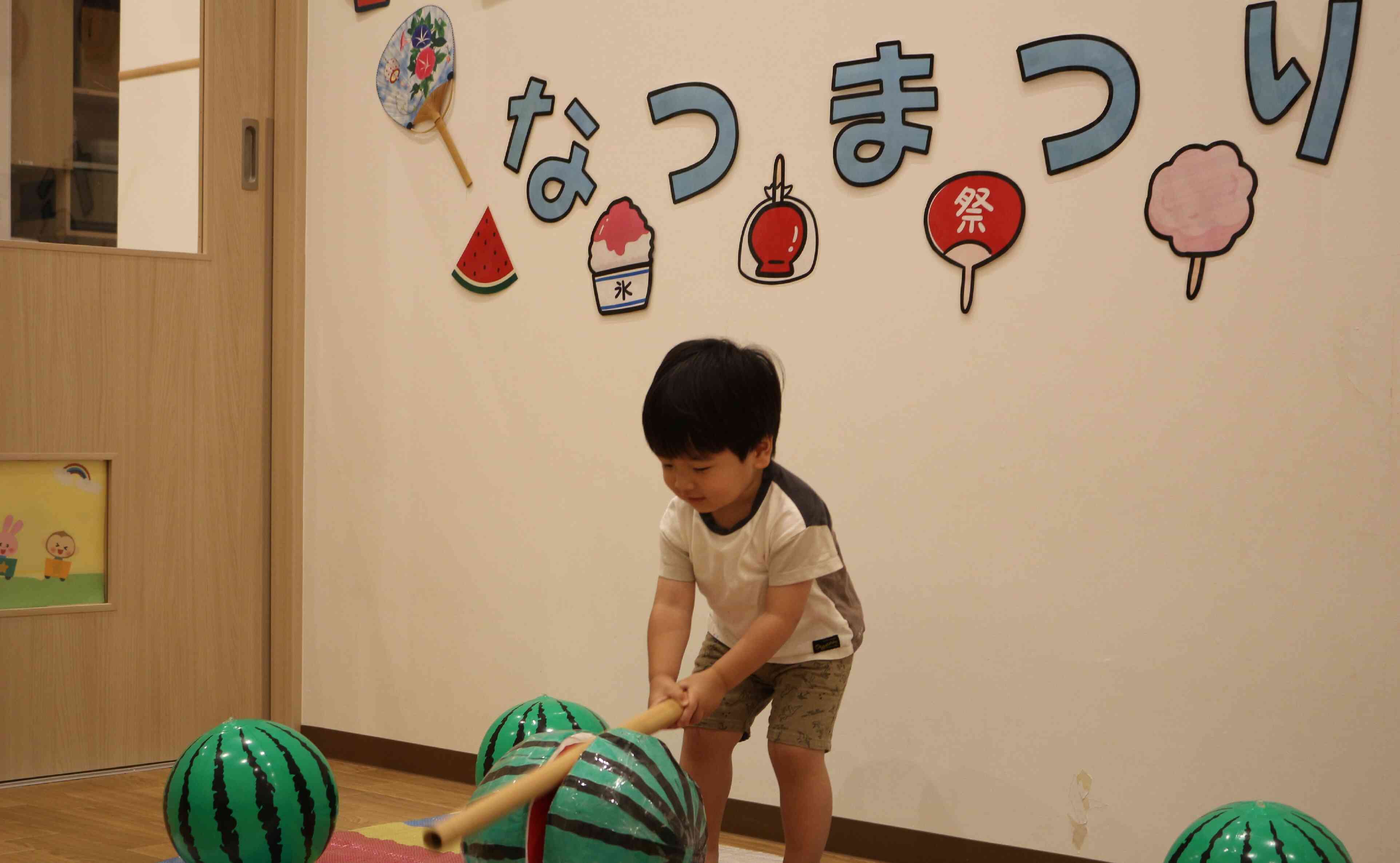 エイッ！と振り下ろし見事すいかに命中しています。