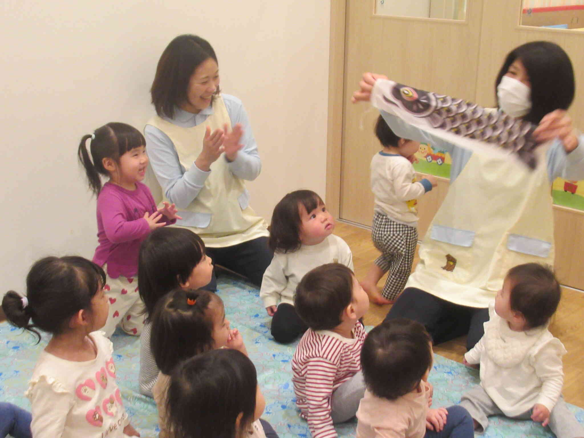 お父さんこいのぼりは園長先生のエプロンに隠れていたよ！