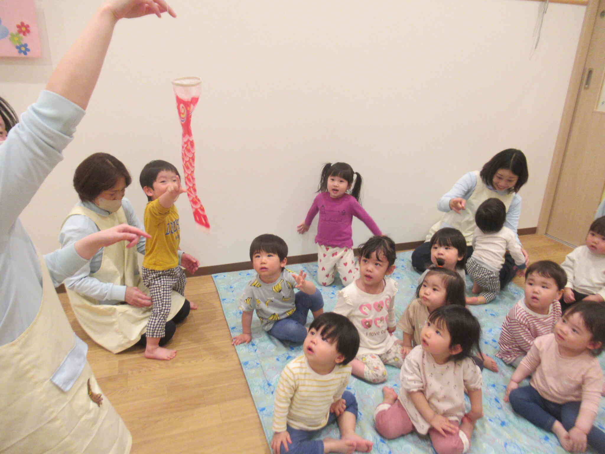 お母さんこいのぼりは先生のポケットに隠れてたんだって♪