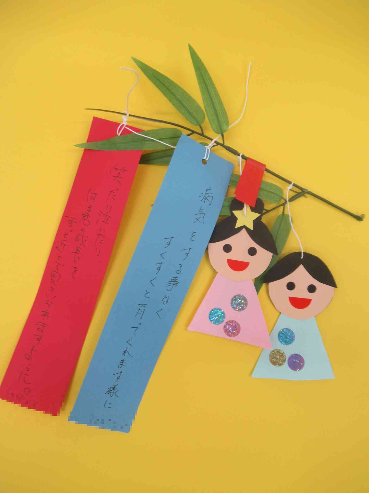 お友だちの願い事とおうちの人の願い事を書いた短冊を飾って完成です☆彡