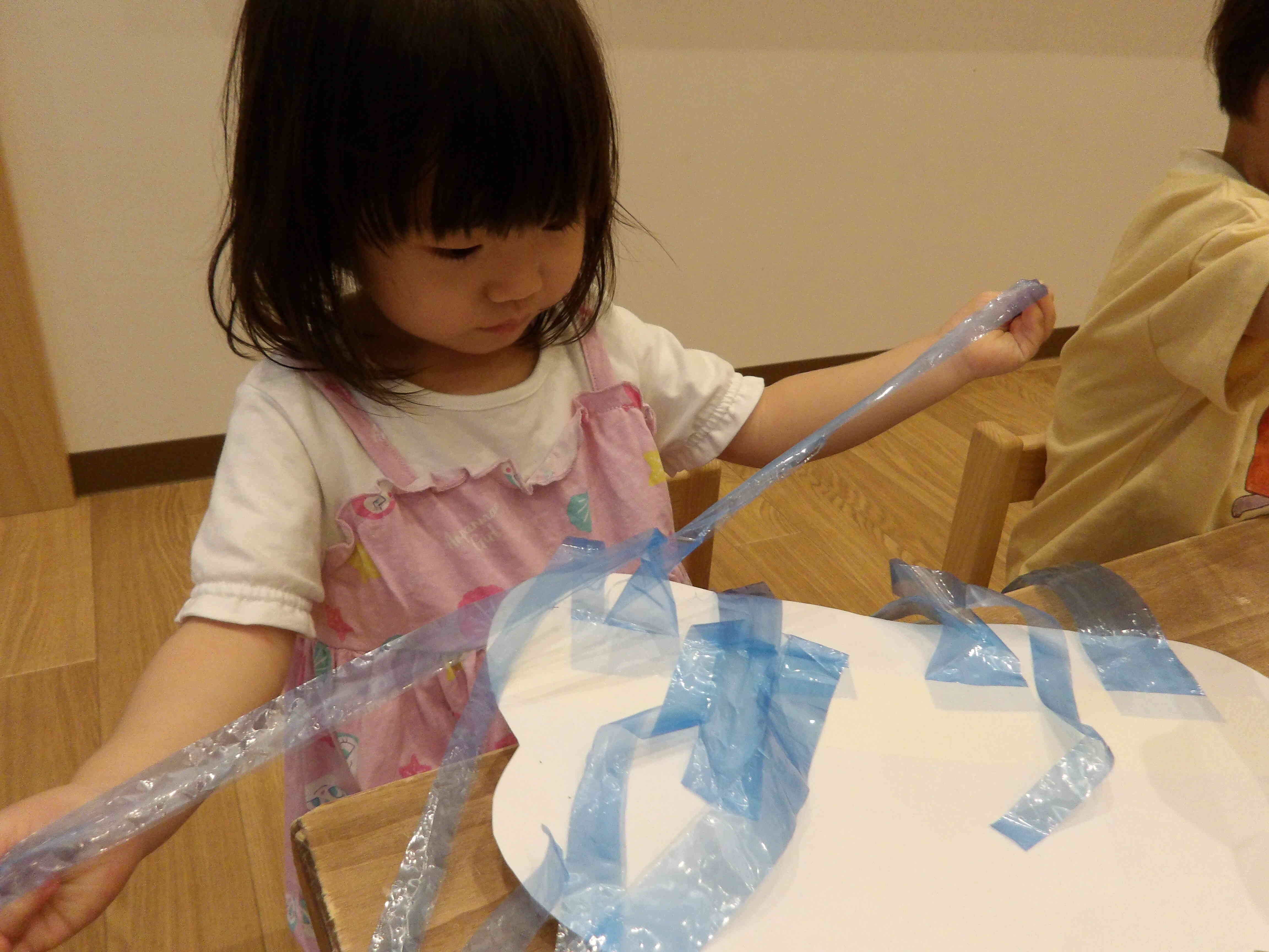水色のビニールひもを裂いて雨を作ります