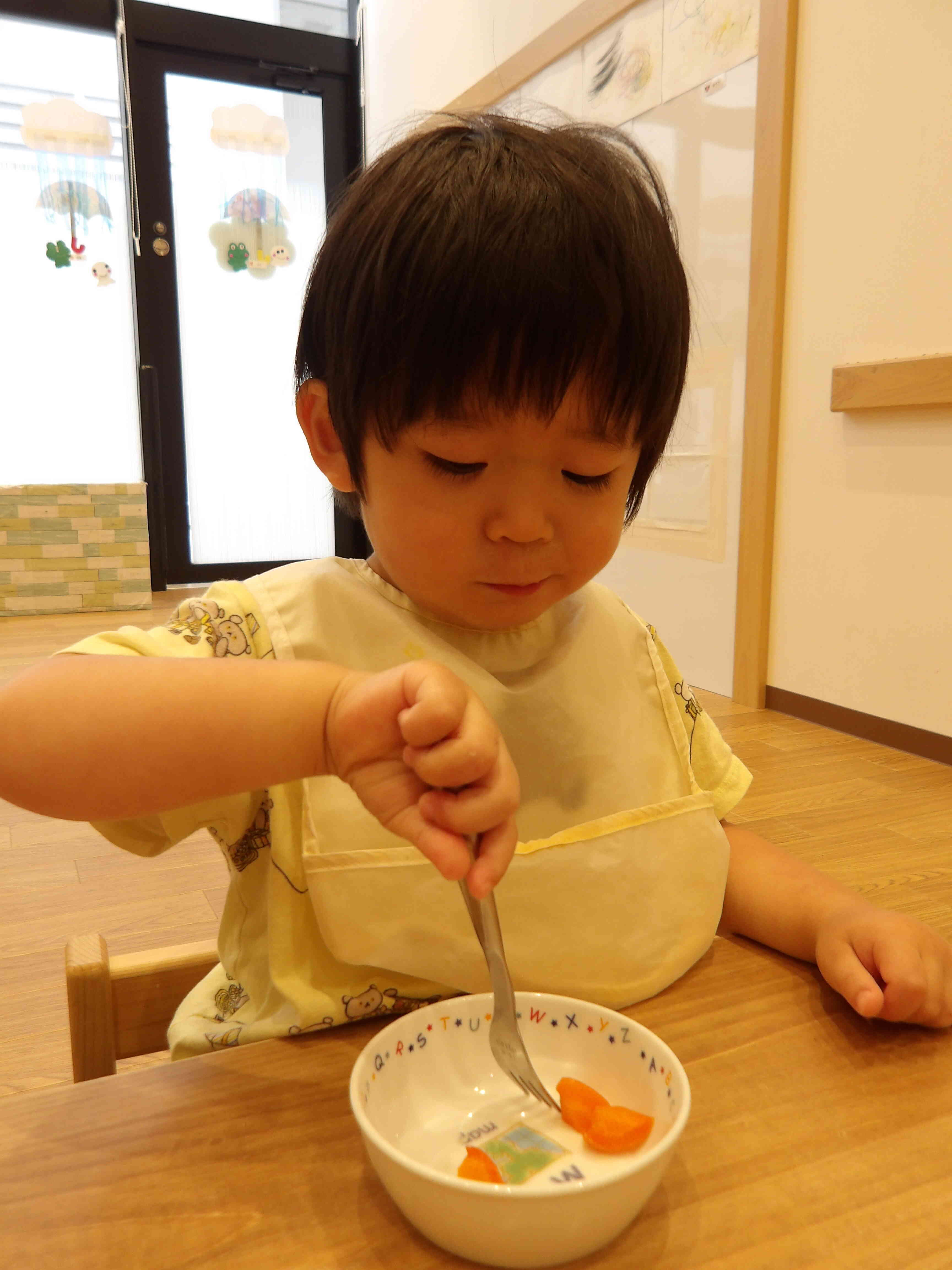 フォークで刺してパクパク食べています。