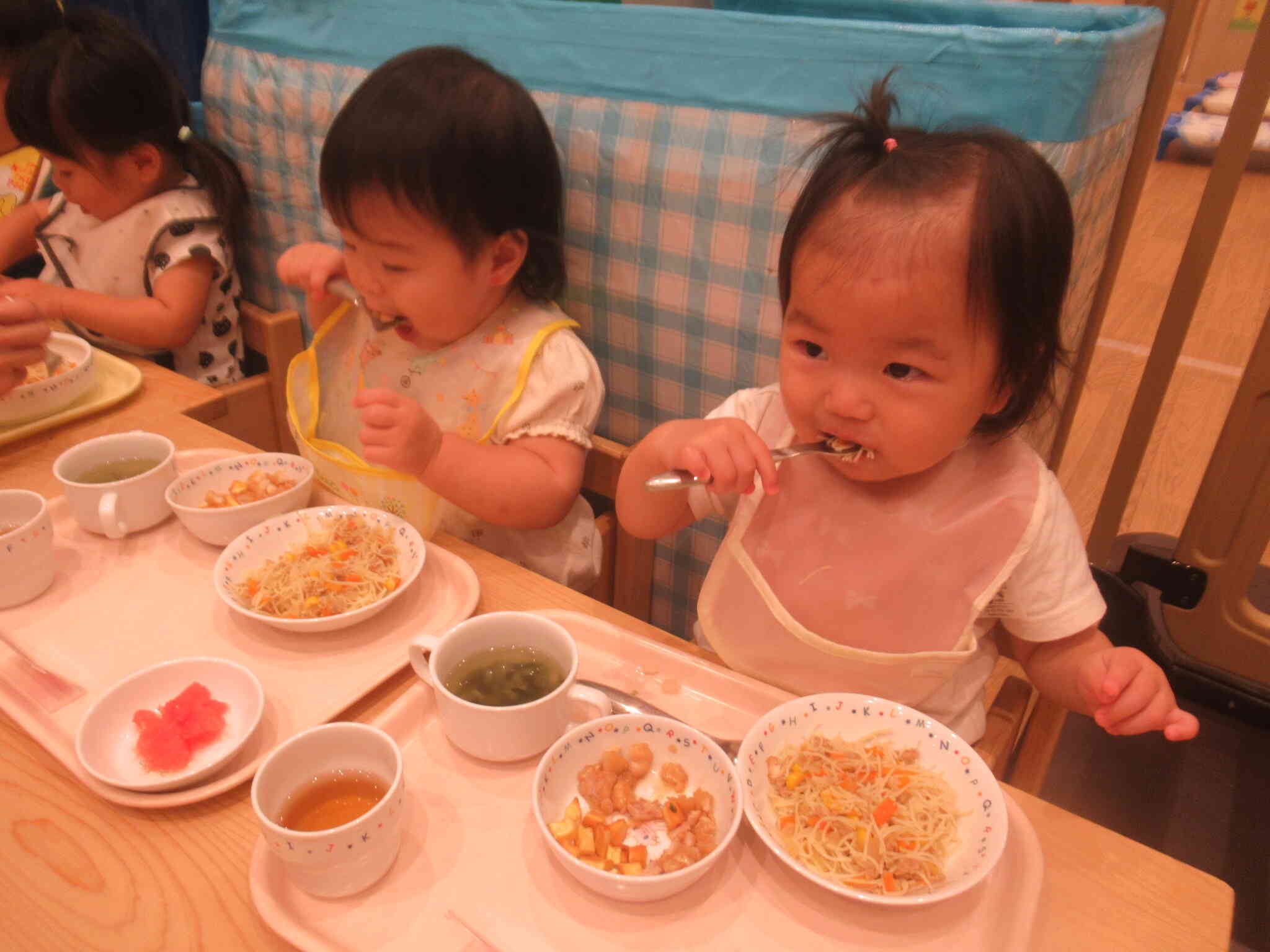ぱんだ組のお友だち。おいしそうに食べています。