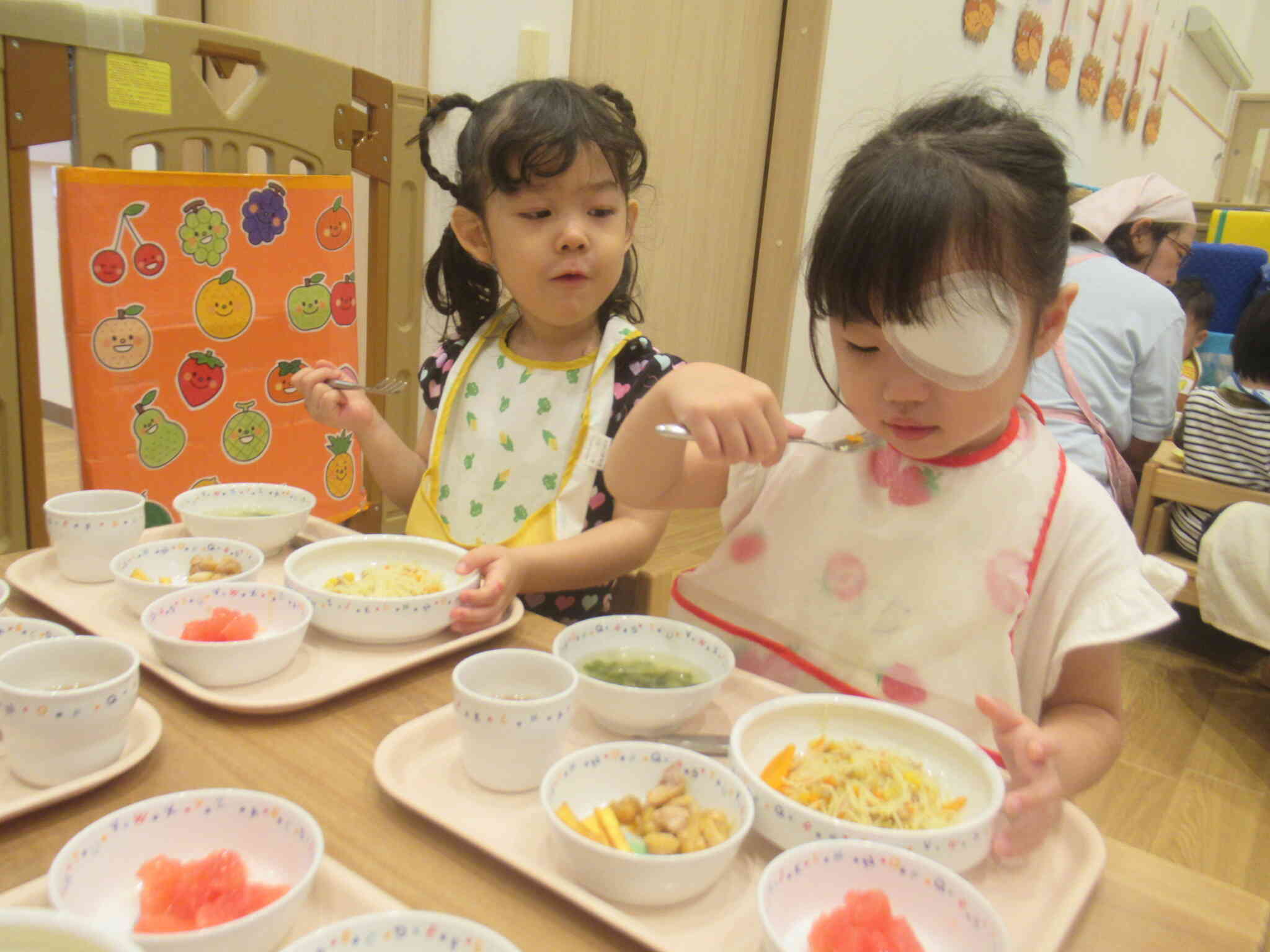 きりん組のお友だち。食具を使って上手に食べ進めています。