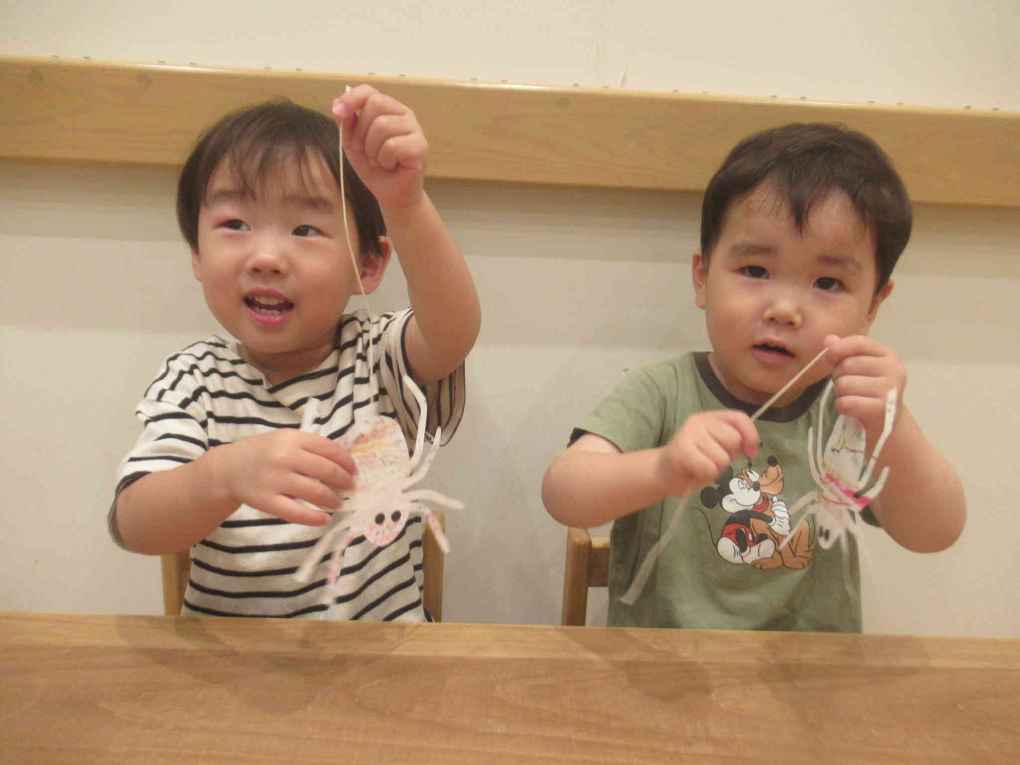 マーブルクレヨンで塗った画用紙で蜘蛛を作りました。