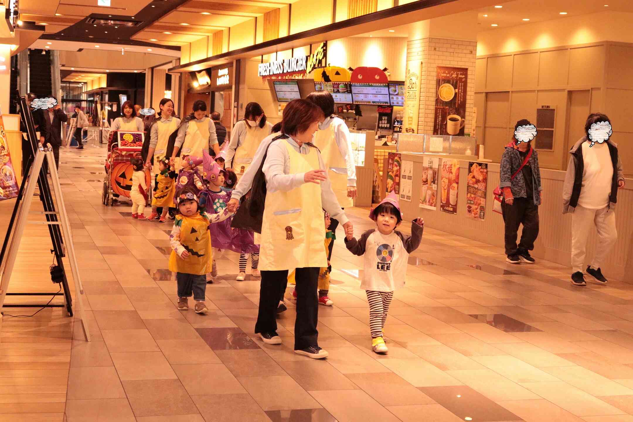 １０月３１日イオン館内をパレードしました