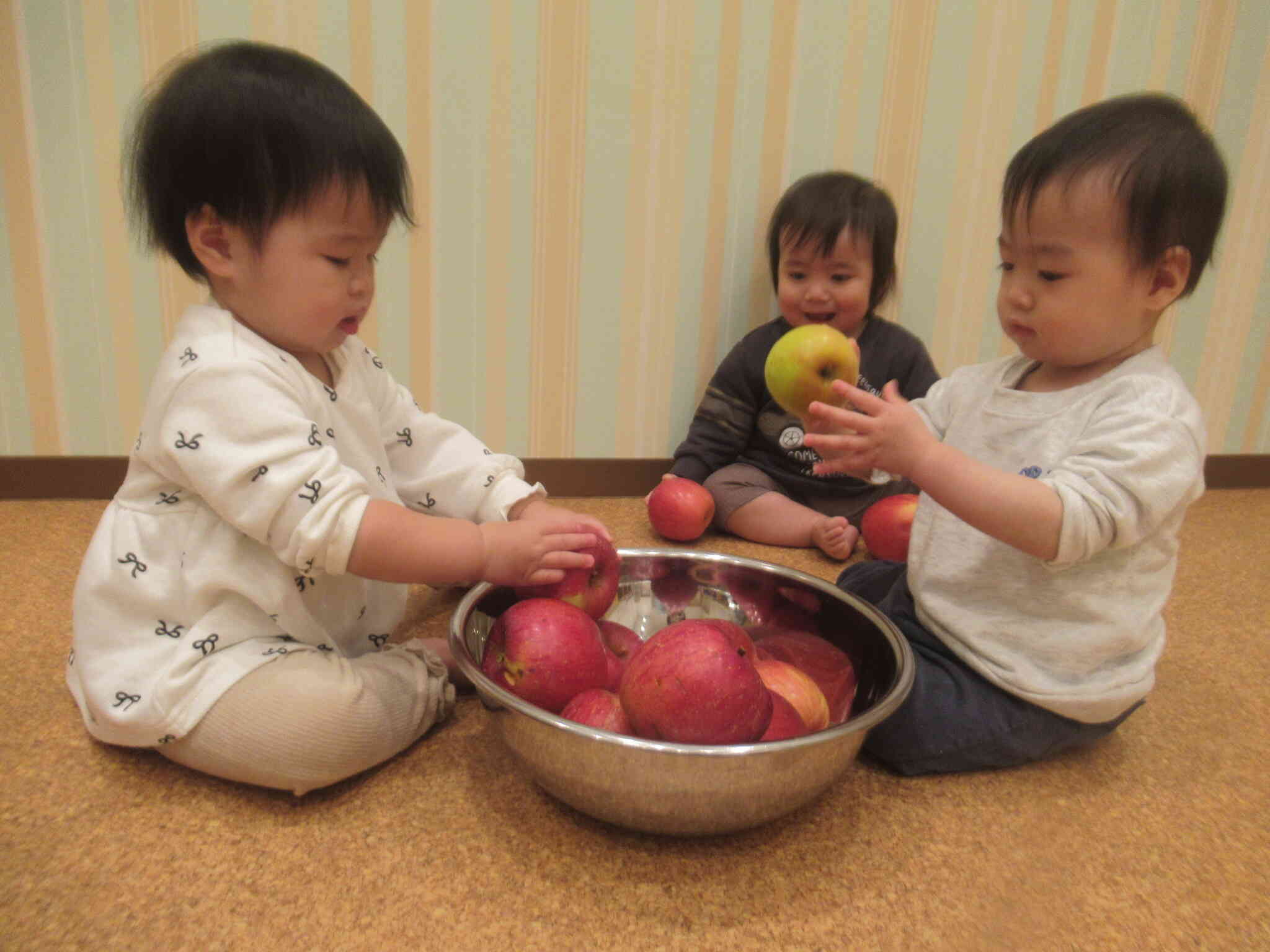 ぱんだ組さんも大きなりんごをもって楽しそうでした