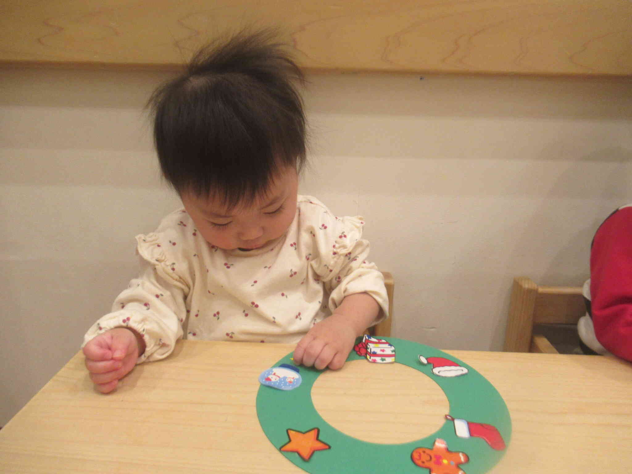 リースにはシールを貼りました⭐