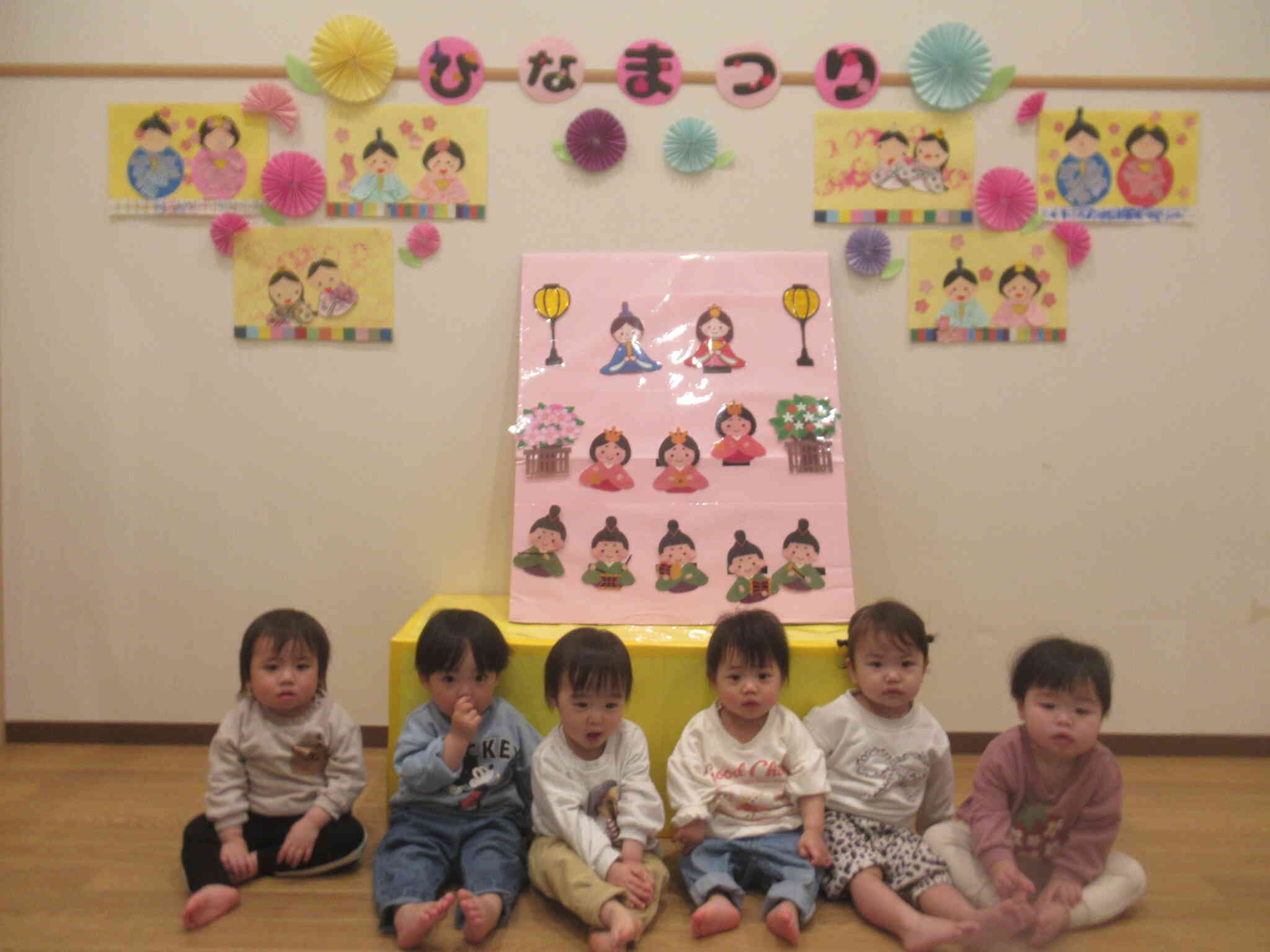 お雛様の前で各クラスごとにハイチーズ