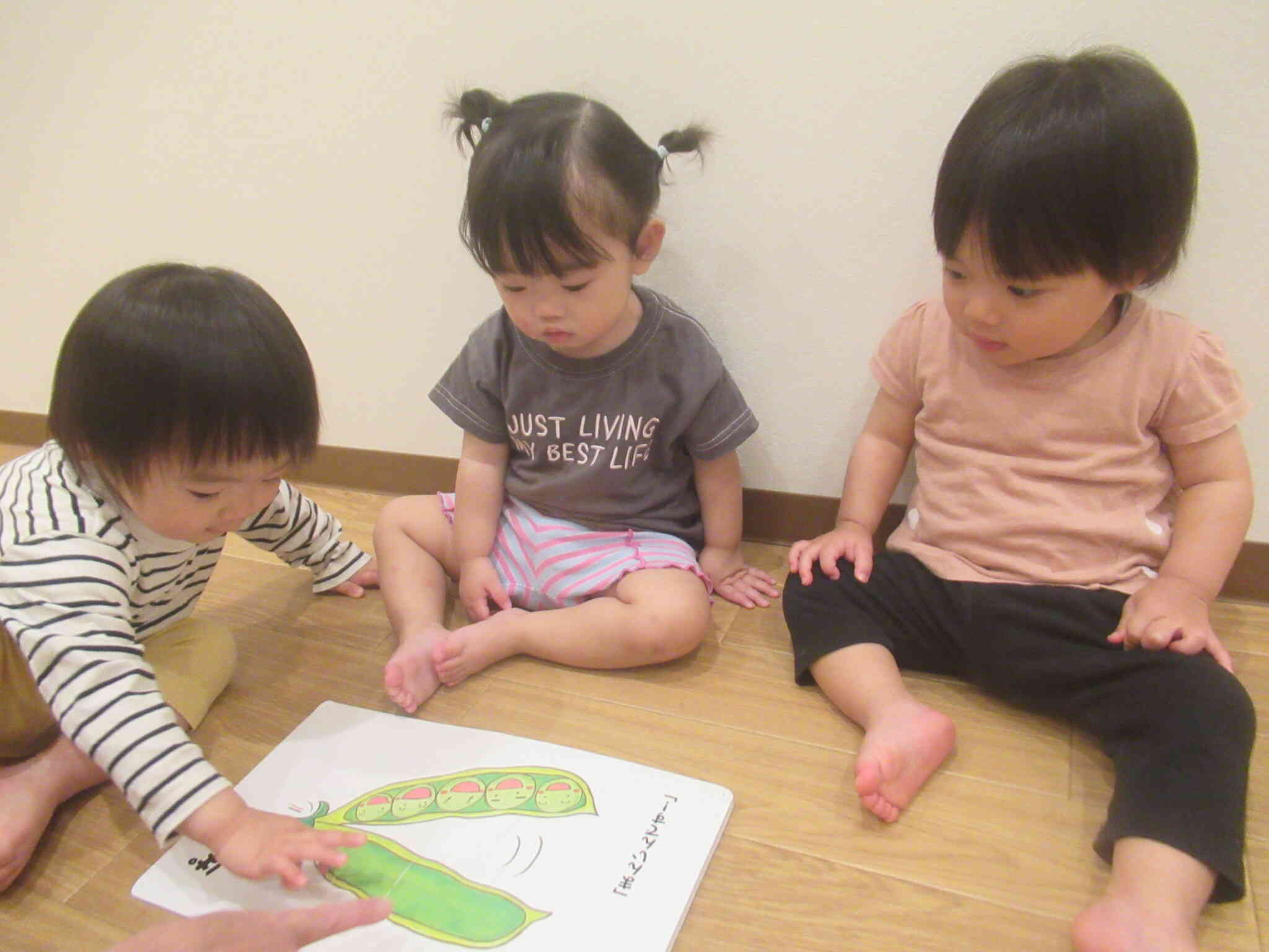 こあら組さんも絵本を読んでもらった後に実際に触ってみました。