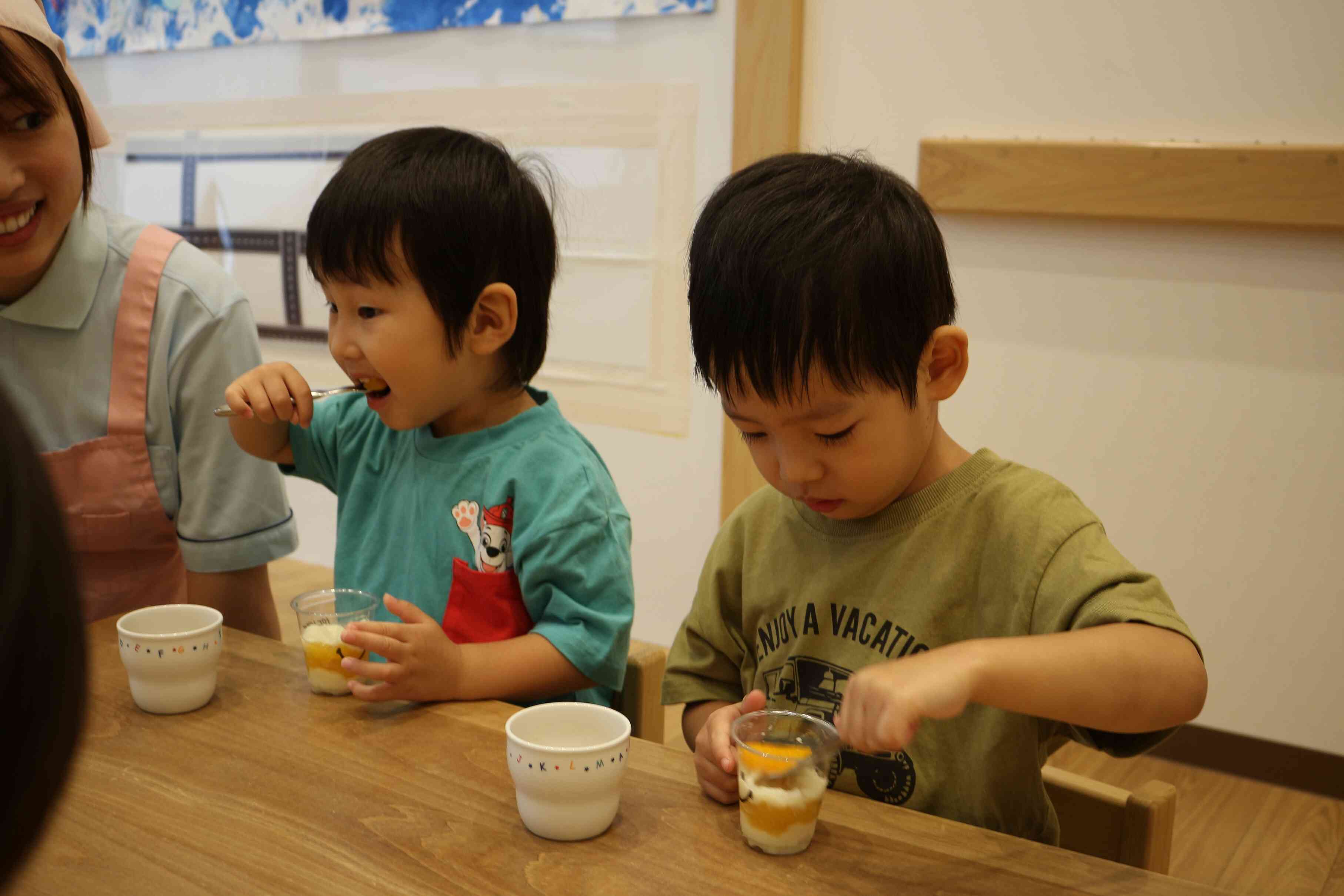 夏まつりの最後にみんなでおまつりゼリー(オレンジ・豆乳)を食べました。
