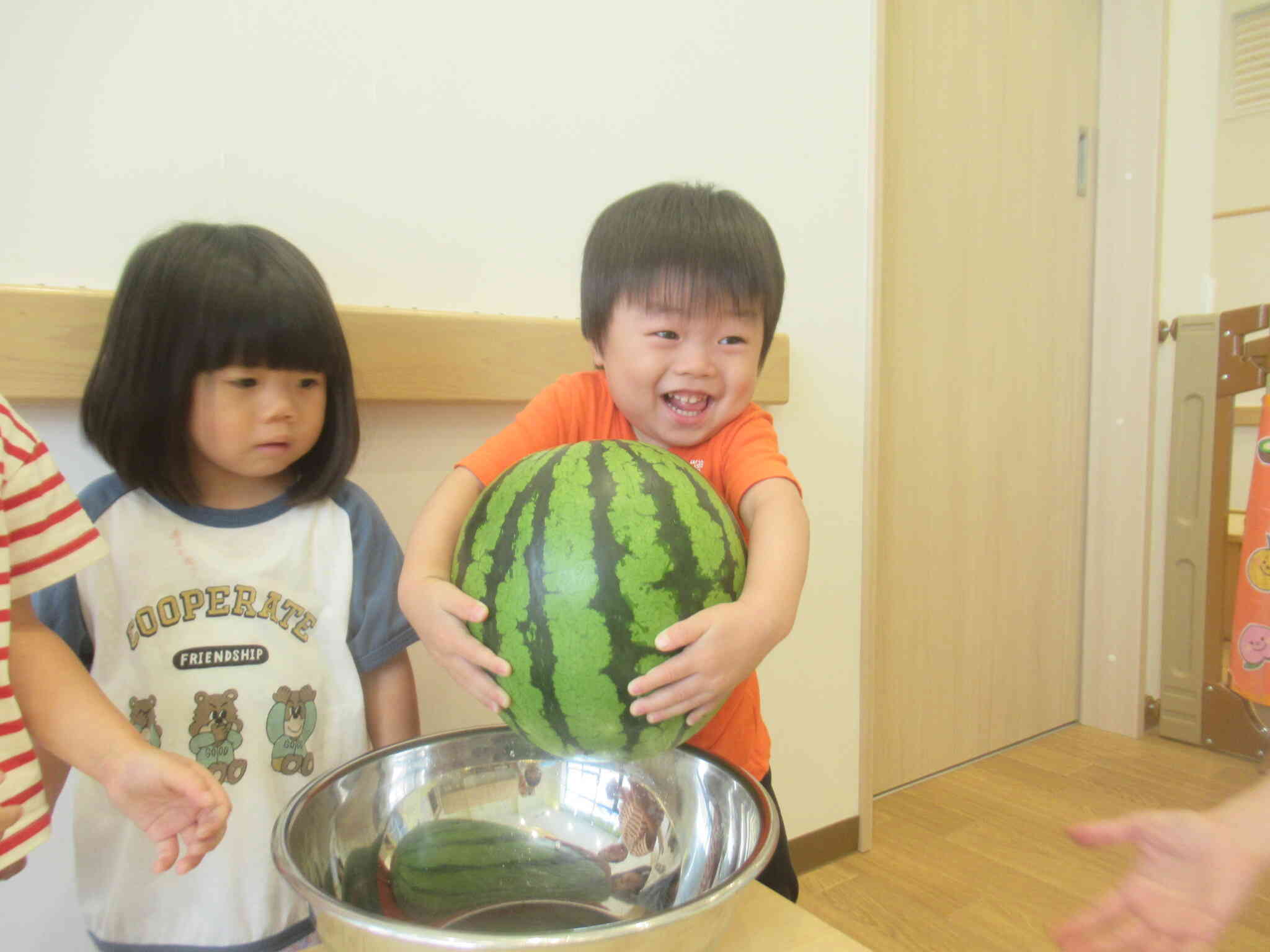 8月食育（すいかを触ろう・食べてみよう）