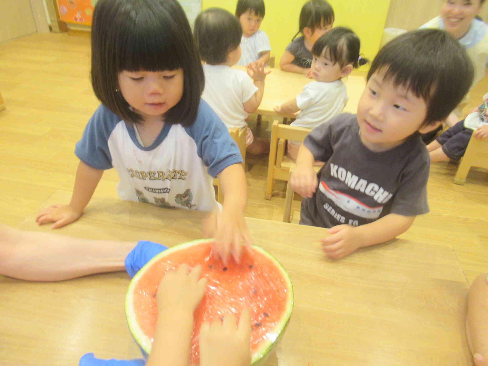 半分に切ったすいか。甘～いにおいが漂っていました。