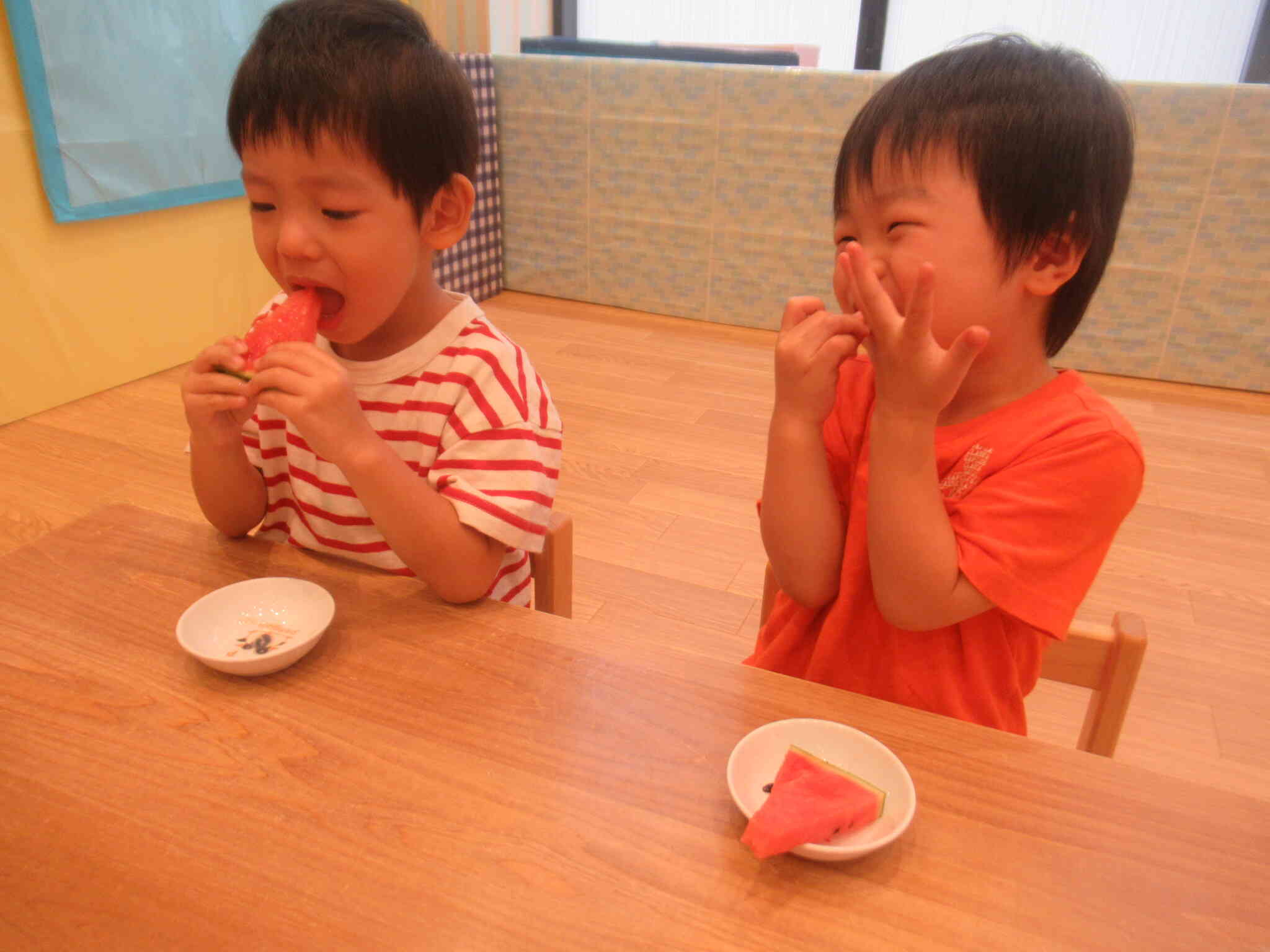 給食の先生に切ってもらい食べました。笑いがこぼれるほど甘かったようです。