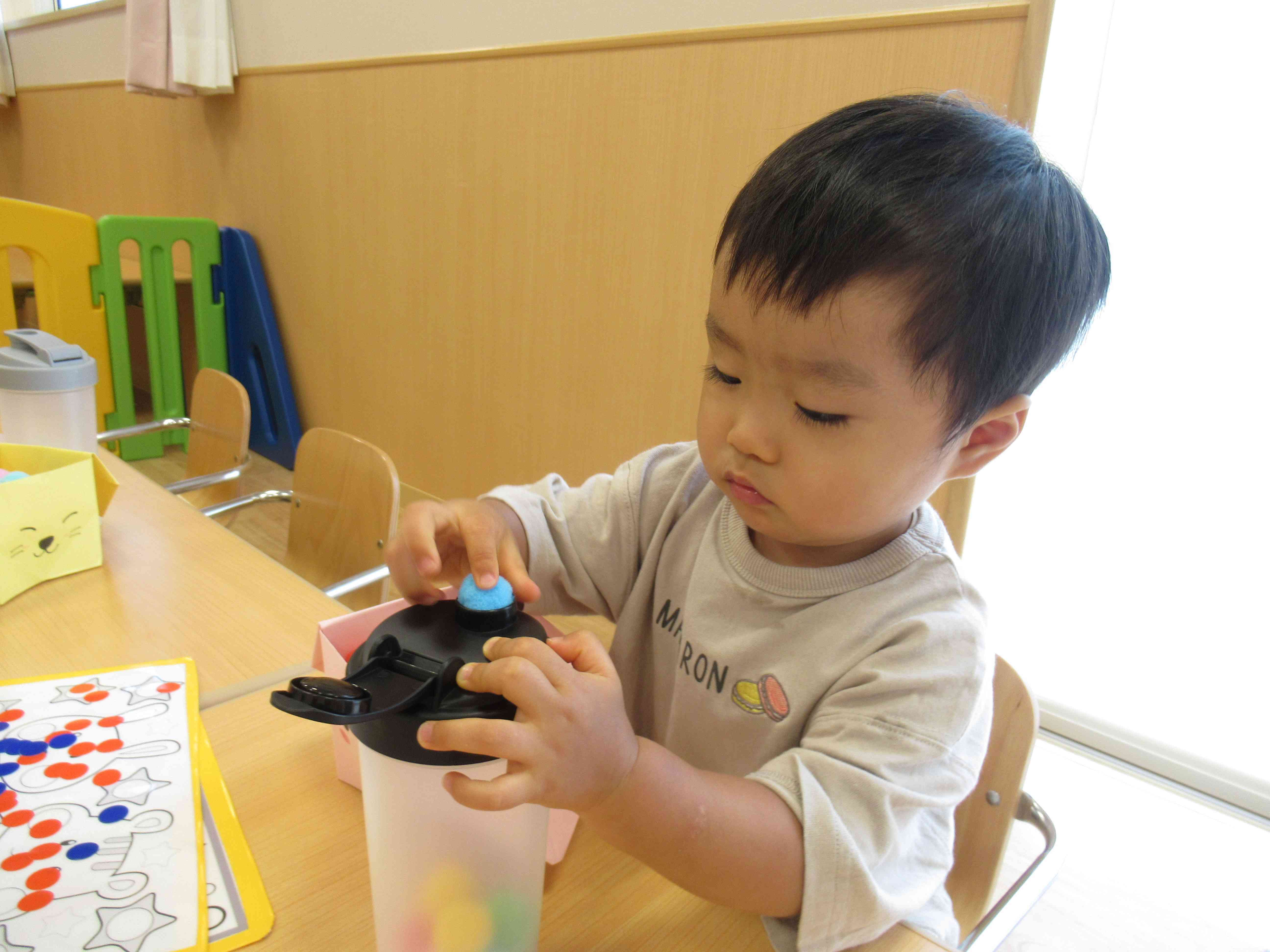 手作りおもちゃで遊んだよ|ひかり保育園|ニチイキッズ
