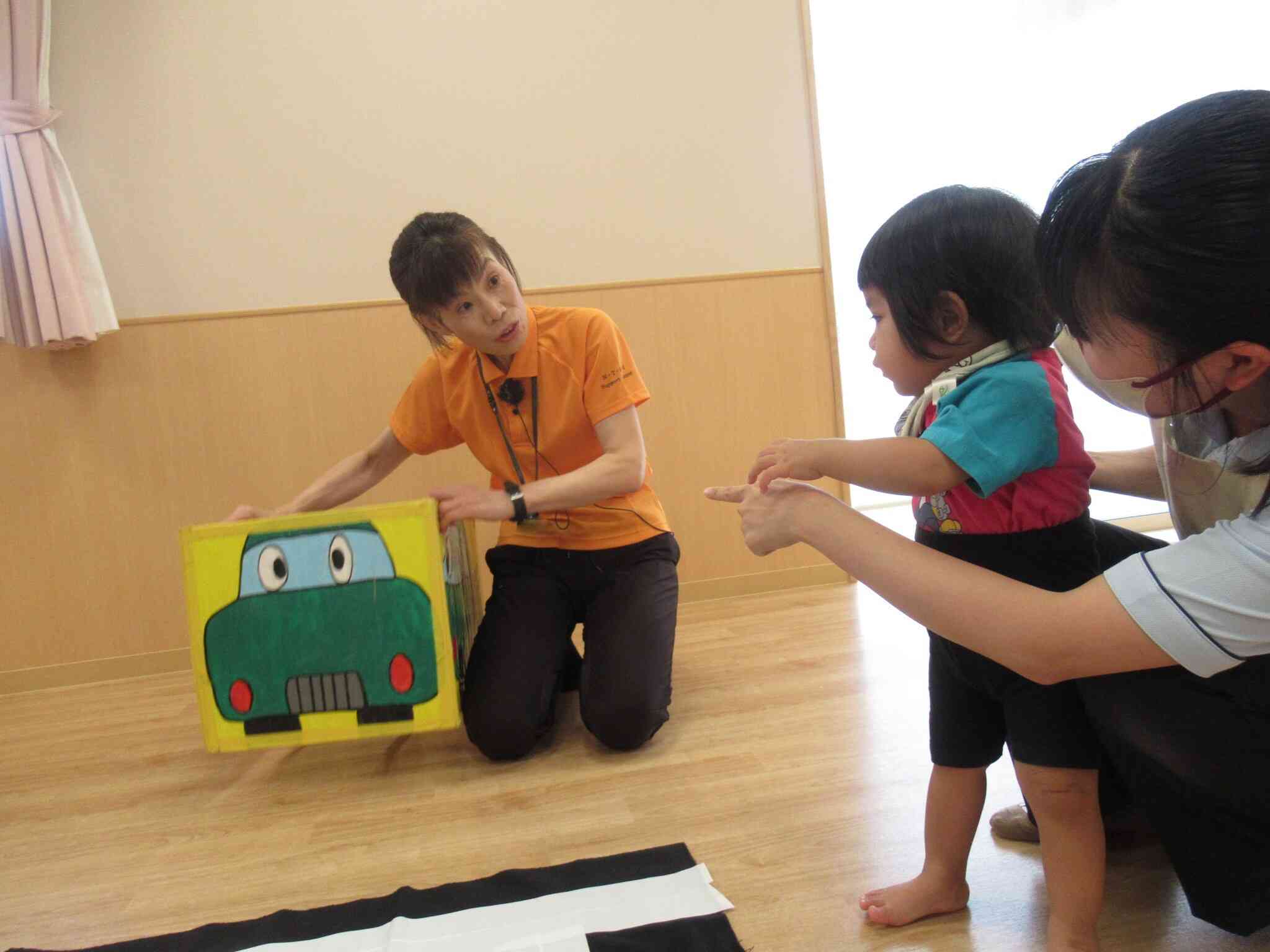 手をつないで歩こうね