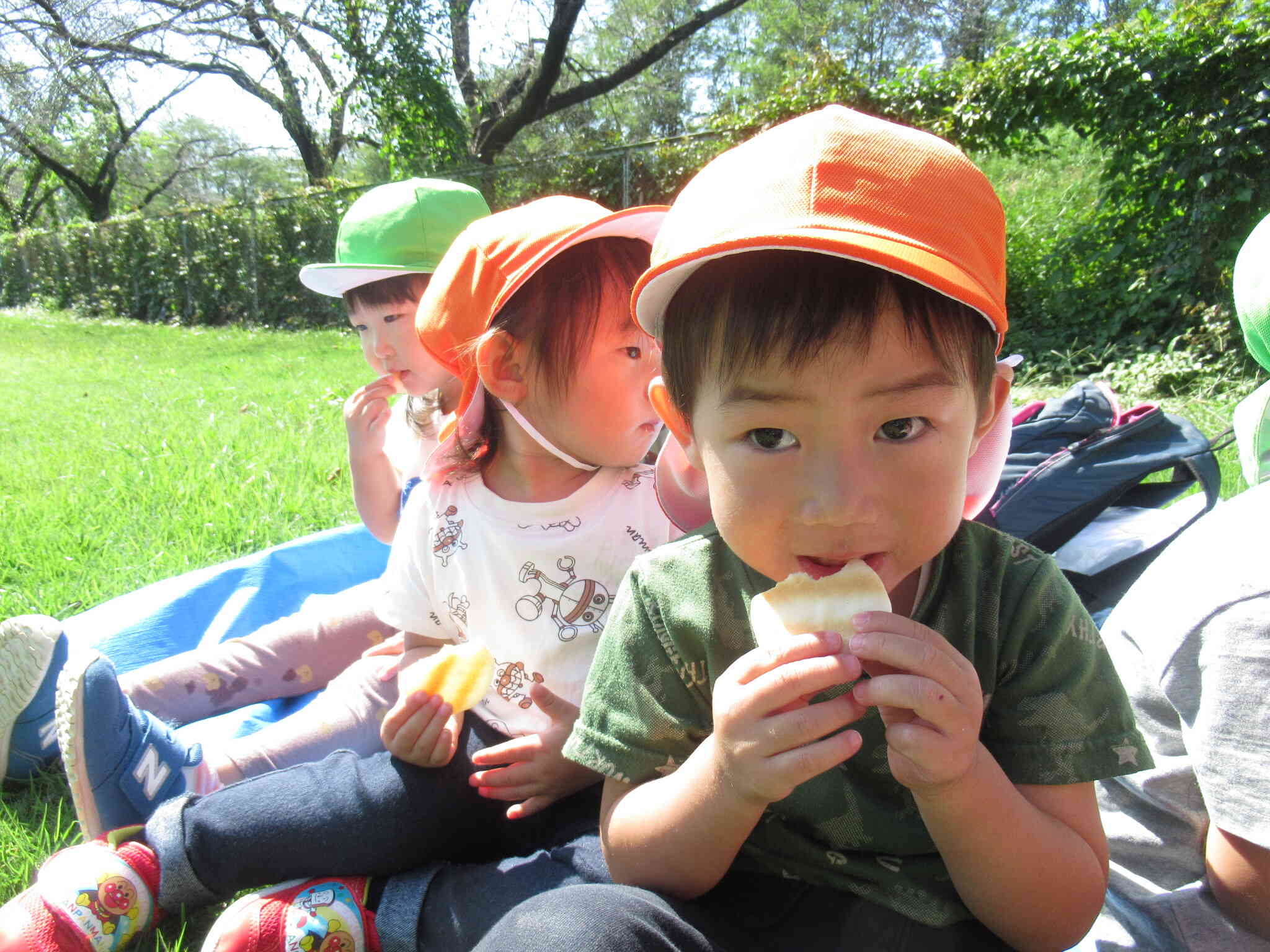散歩先でおやつを食べました