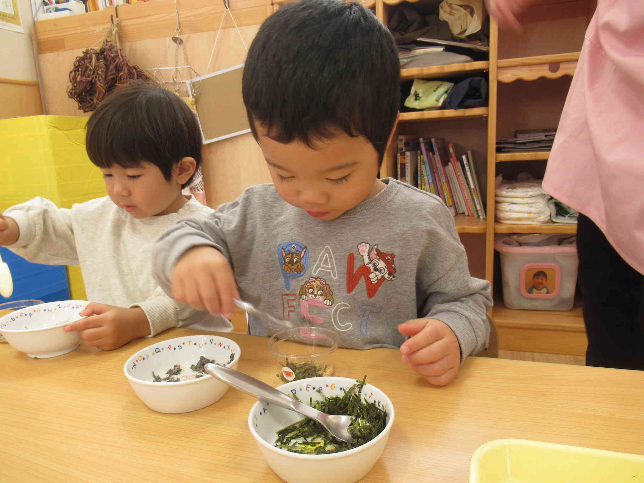 カップに入れて振ってみよう