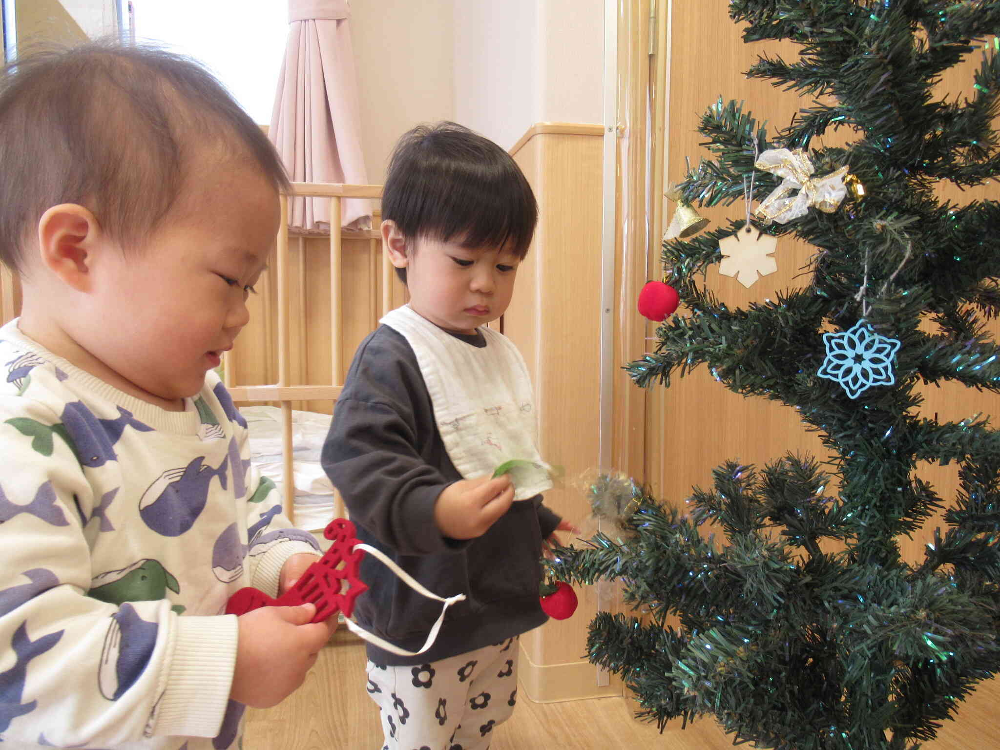 クリスマスツリーの飾りをつけたよ♪