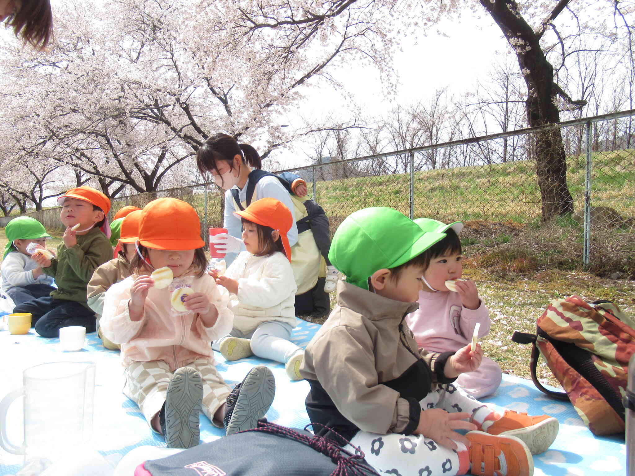 外で食べるおやつは美味しいね