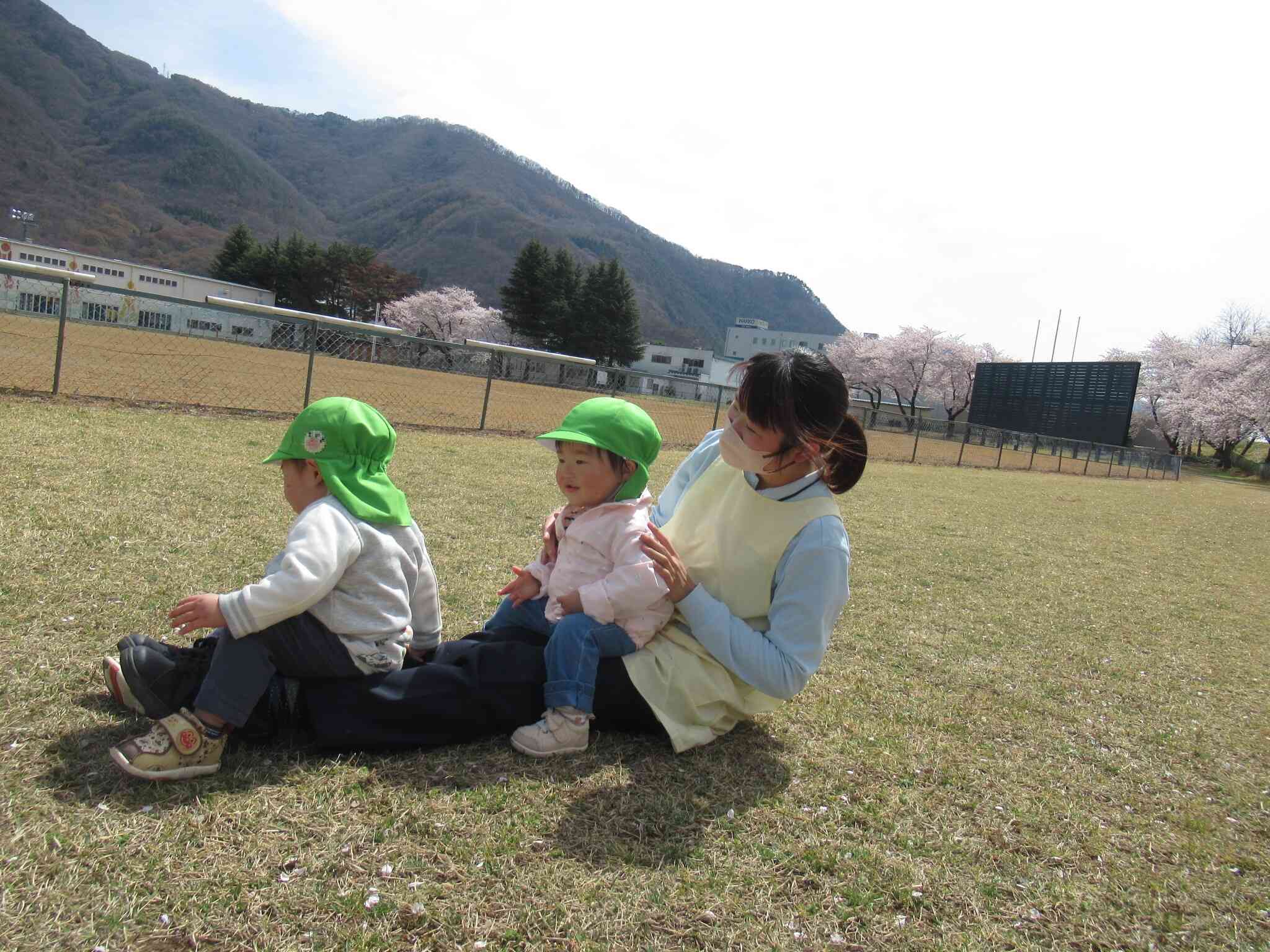 先生と一緒にバスに乗って出発！！