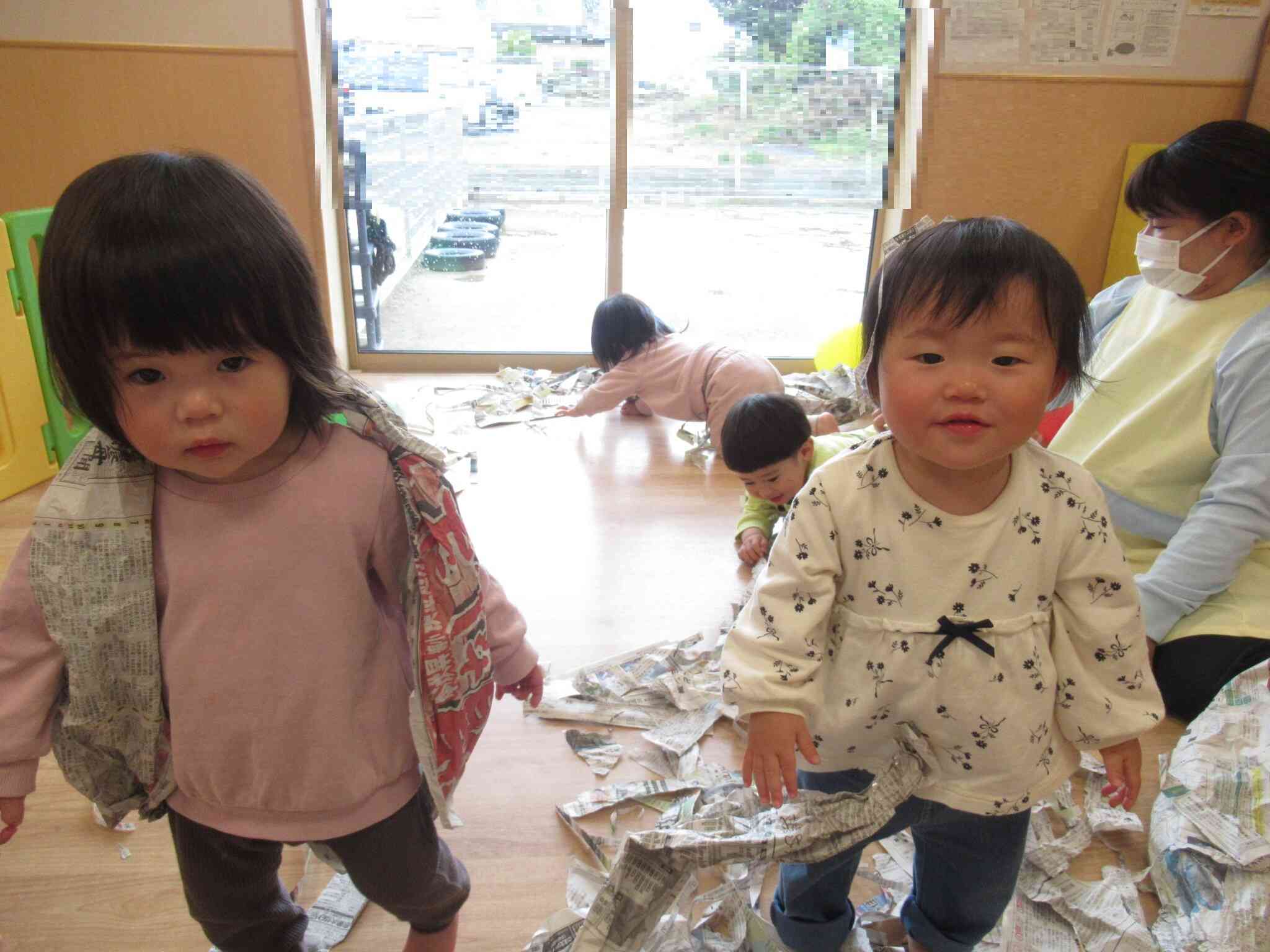 雨の日の室内遊び！新聞紙ビリビリ！