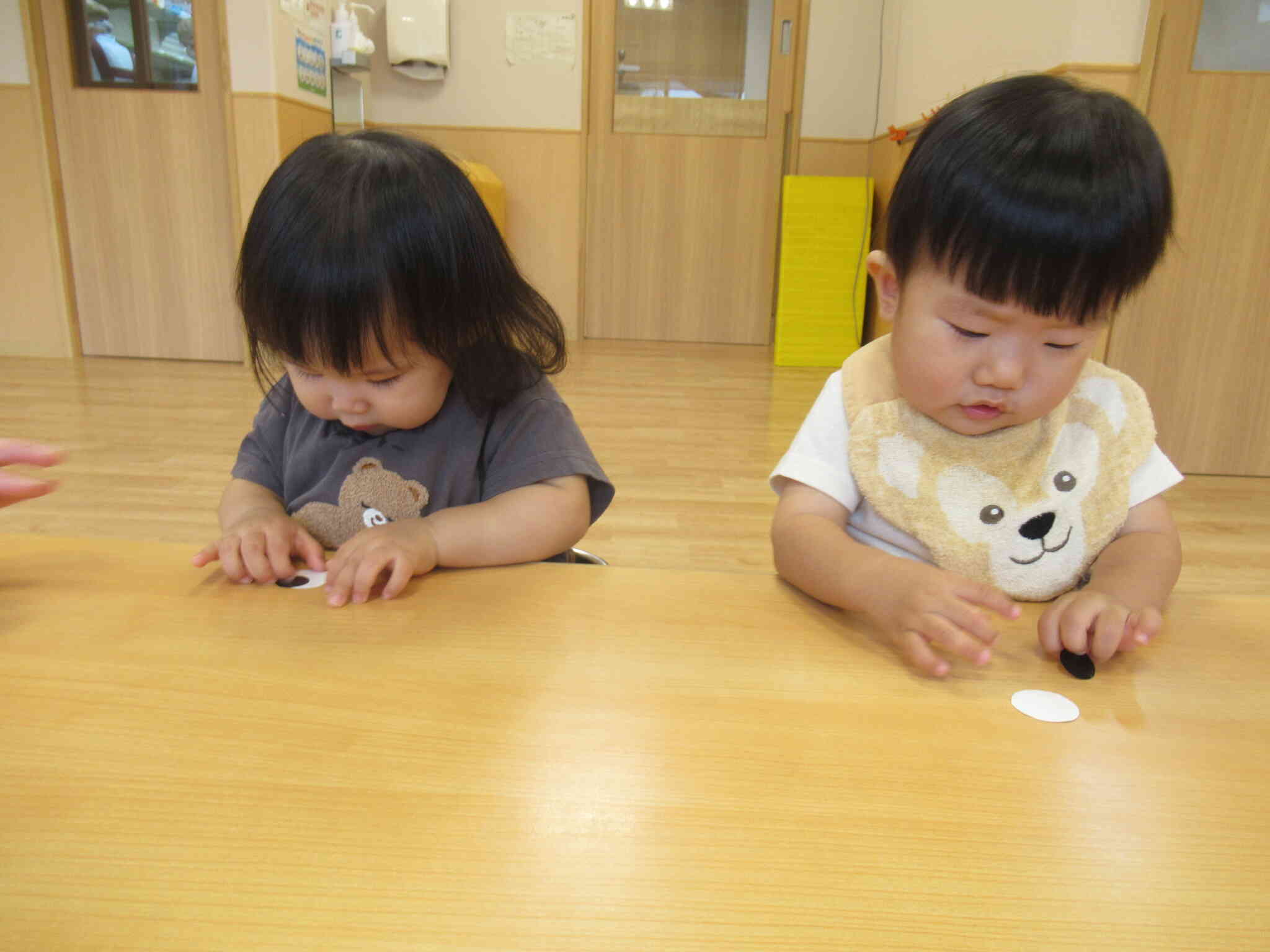 シール貼り、楽しいなあ♪