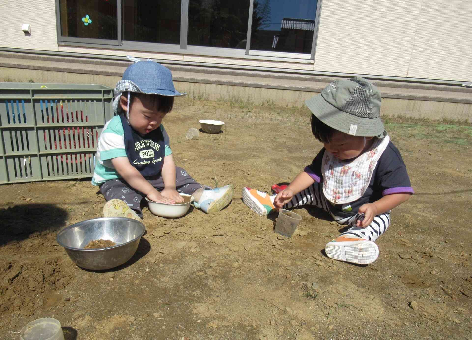 園庭で砂遊び♪