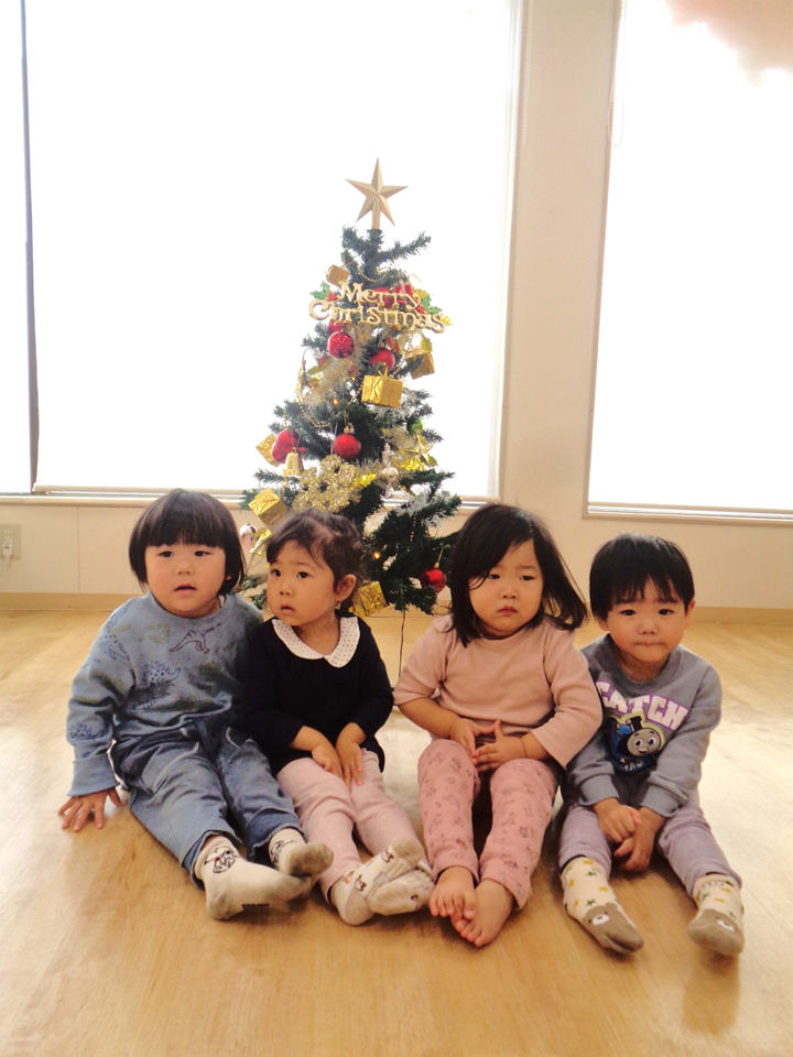 クリスマスツリーの飾りつけをしました♪