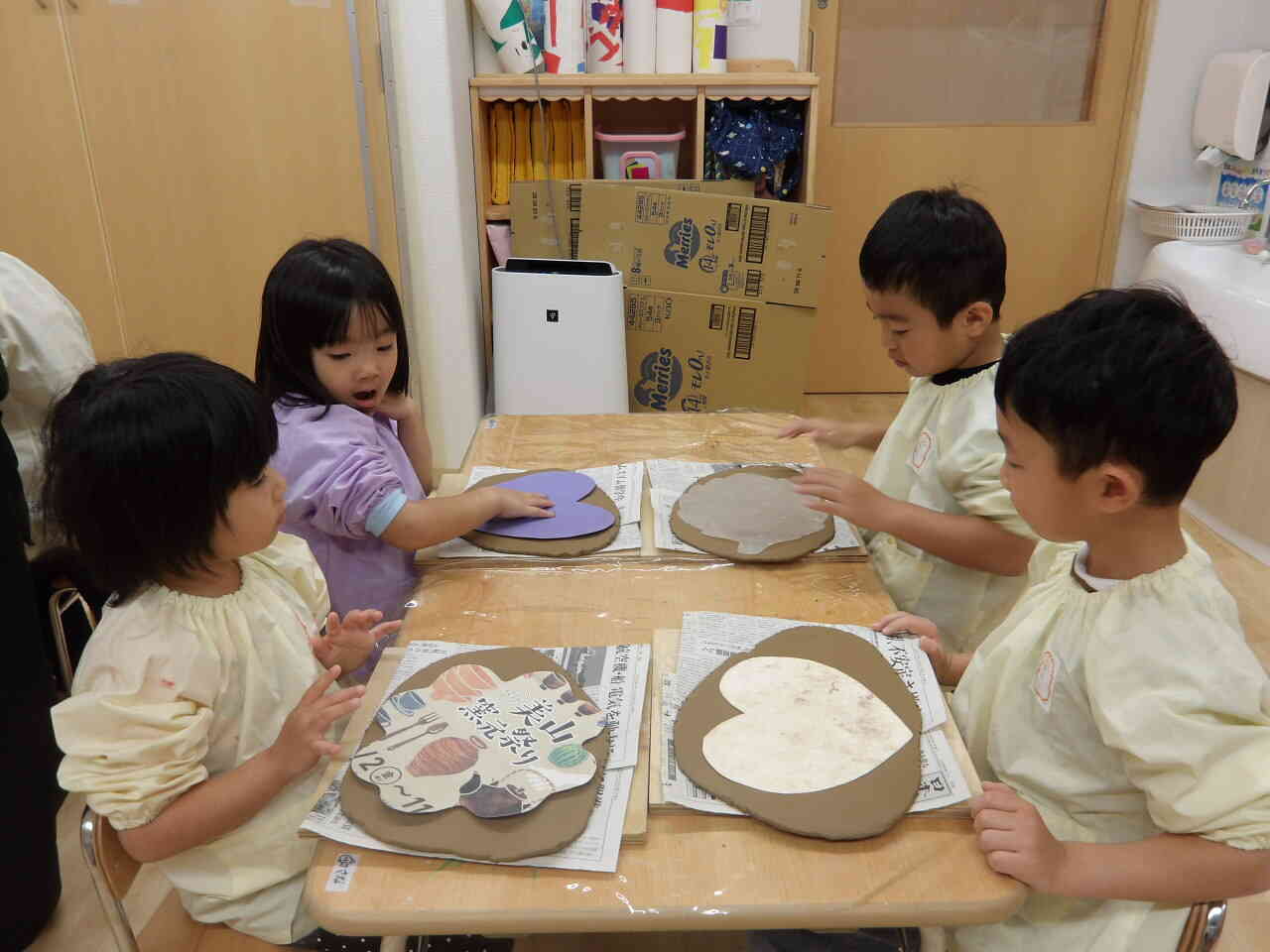 陶芸教室(3歳児クラス以上)｜ニチイキッズひおき清藤保育園｜ニチイキッズ