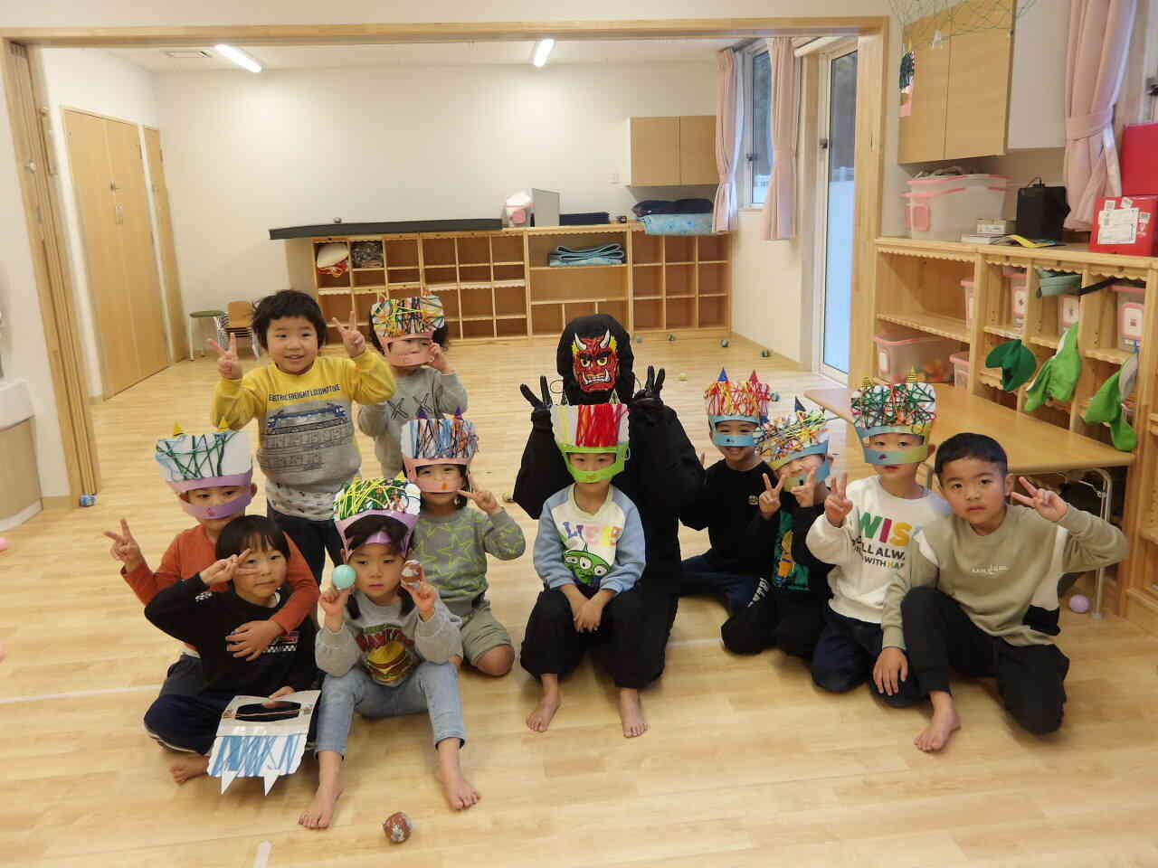 3歳、4歳、5歳のお友だちと、鬼さん！？・・・に扮した先生と記念写真♫