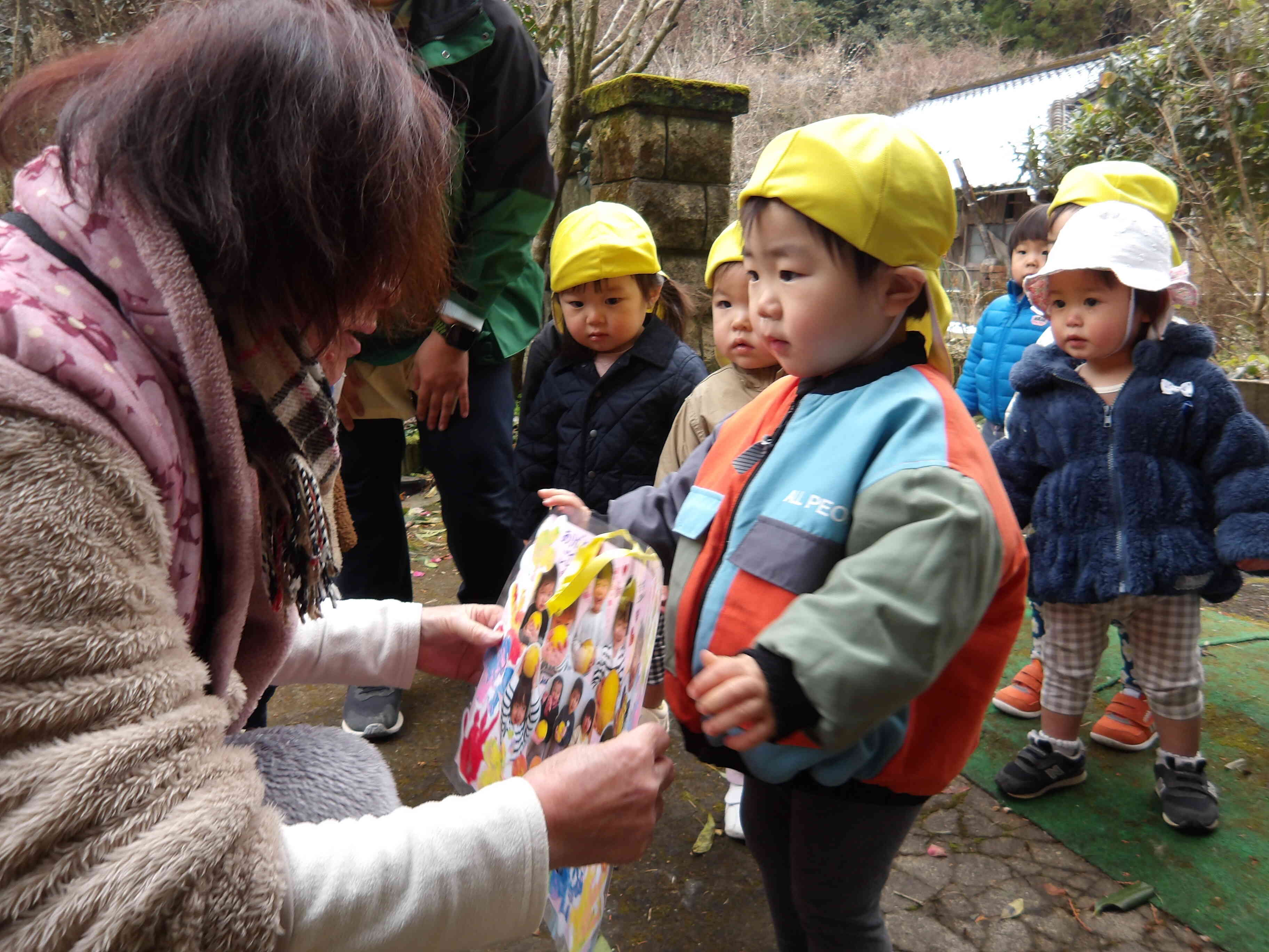 地域の方にお礼にいきました♪