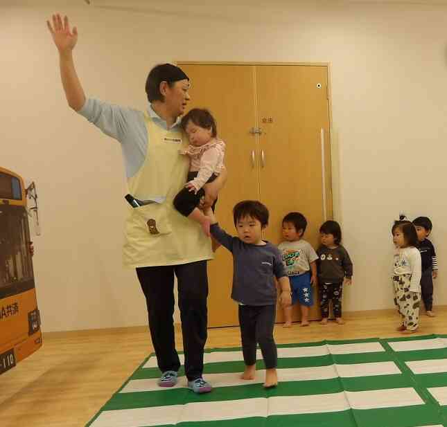 大きなバスに驚きながらも前に進めました☆