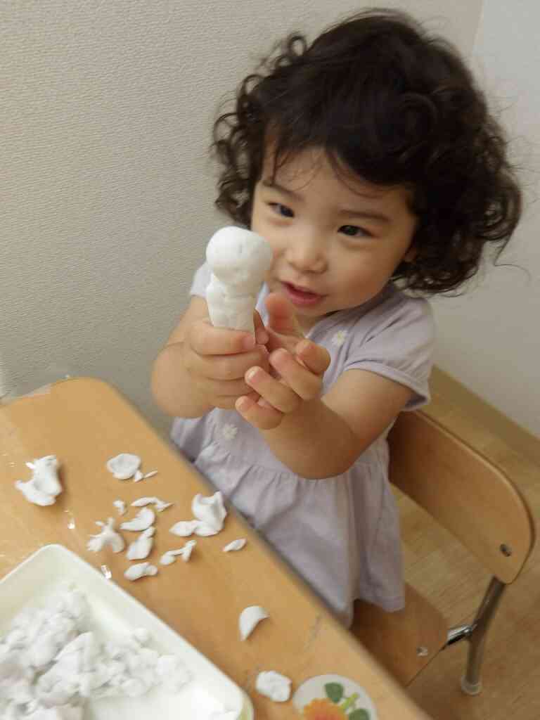 うさぎ組さんの粘土遊び