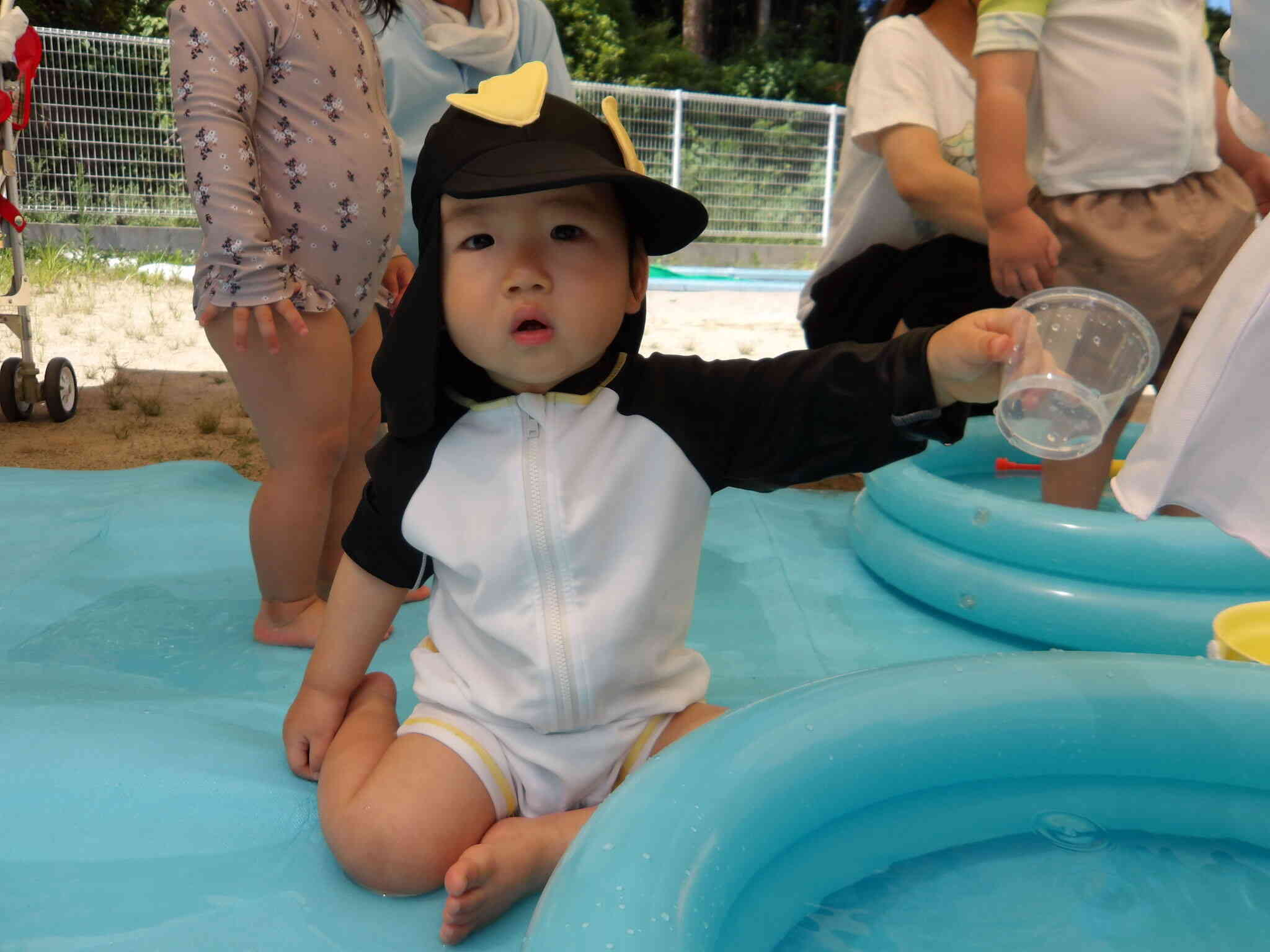 カップにすくったお水をプールの中にジャ～！しました！！