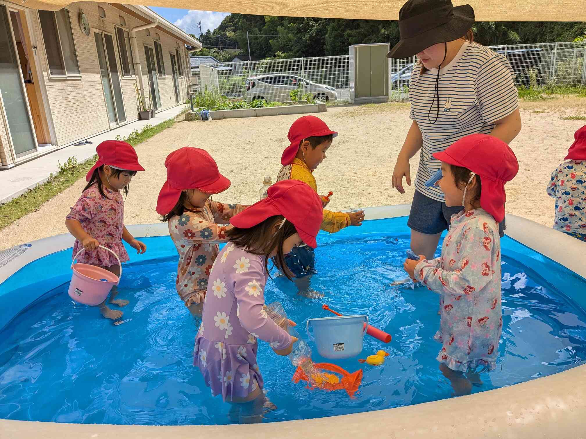 ジャブジャブお水♪冷たいな。またお天気のいい日には水遊びしましょうね!